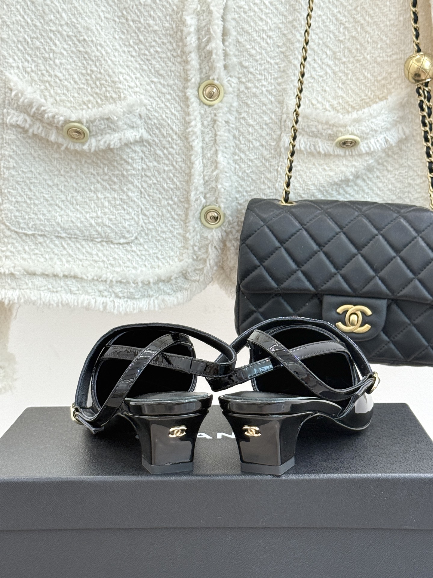 CHANE* ｜小香拼色尖头猫跟后空凉鞋以复古廓形与现代撞色，重塑春夏格调。羊皮革与漆皮拼接 质感细腻高