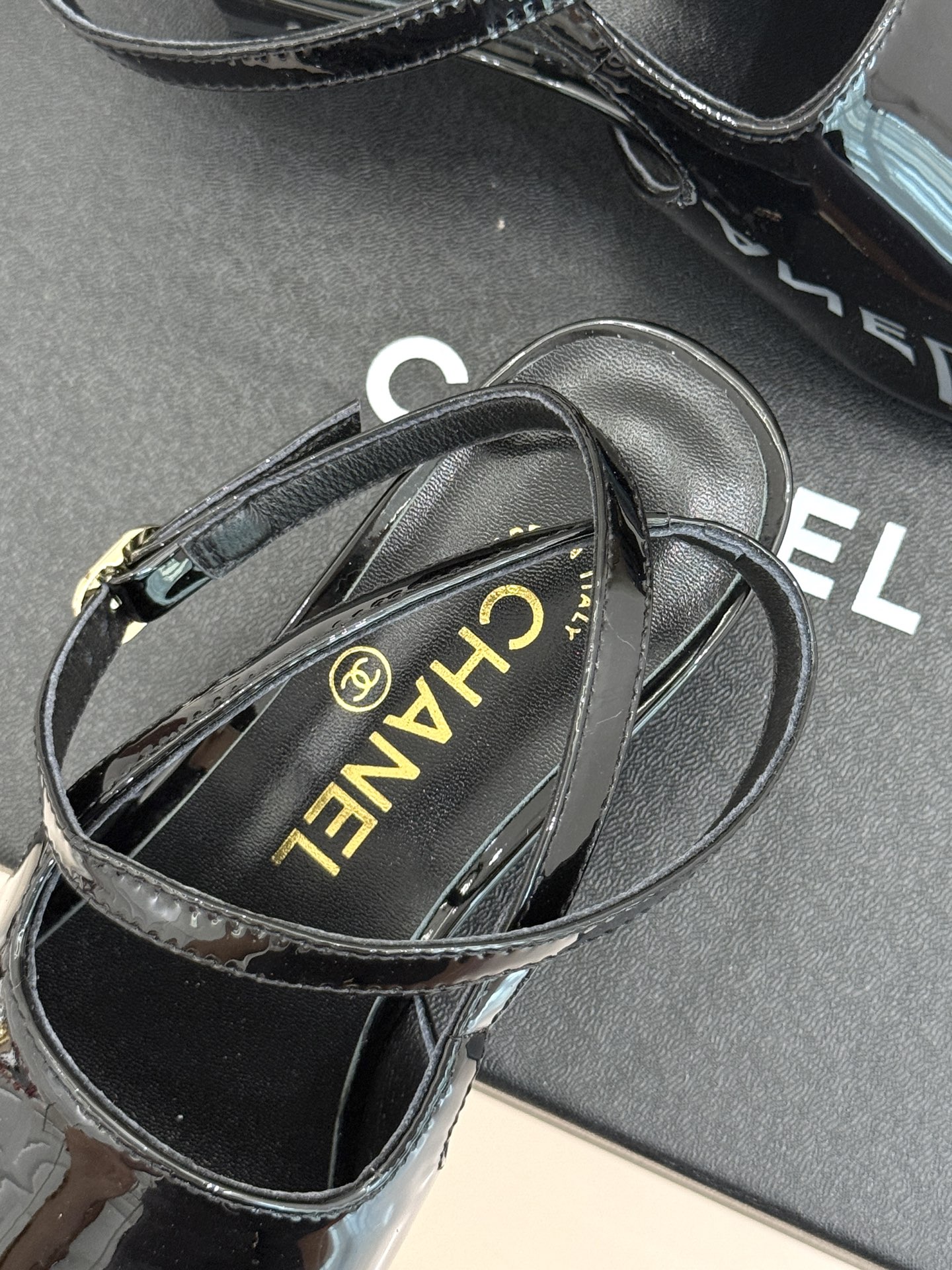 CHANE* ｜小香拼色尖头猫跟后空凉鞋以复古廓形与现代撞色，重塑春夏格调。羊皮革与漆皮拼接 质感细腻高