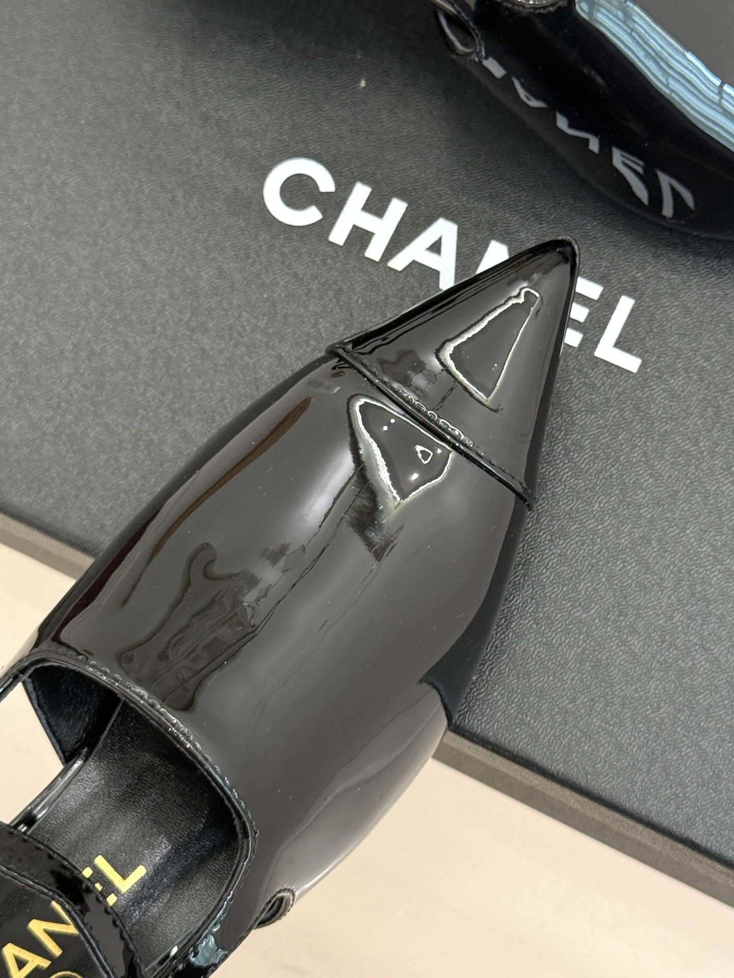 CHANE* ｜小香拼色尖头猫跟后空凉鞋以复古廓形与现代撞色，重塑春夏格调。羊皮革与漆皮拼接 质感细腻高