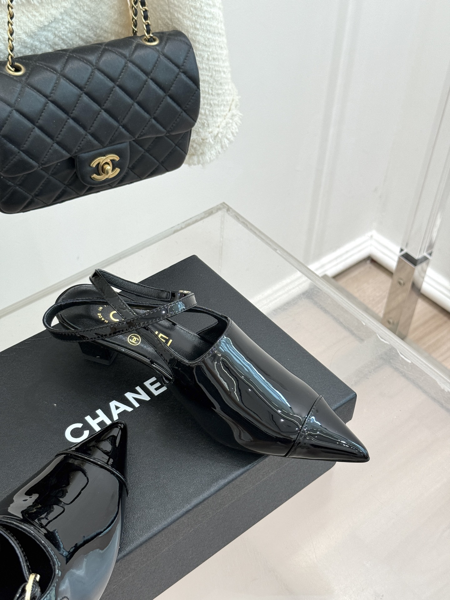 CHANE* ｜小香拼色尖头猫跟后空凉鞋以复古廓形与现代撞色，重塑春夏格调。羊皮革与漆皮拼接 质感细腻高