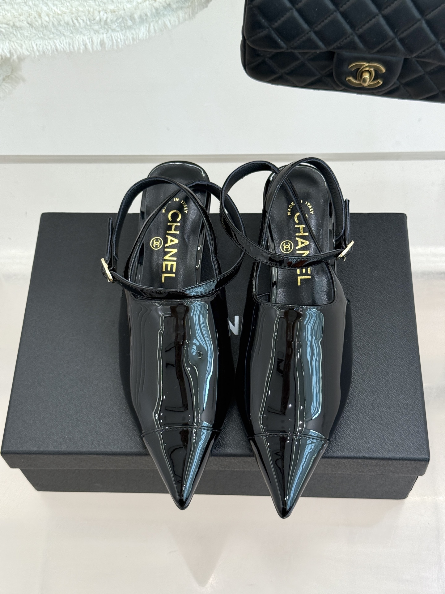 CHANE* ｜小香拼色尖头猫跟后空凉鞋以复古廓形与现代撞色，重塑春夏格调。羊皮革与漆皮拼接 质感细腻高