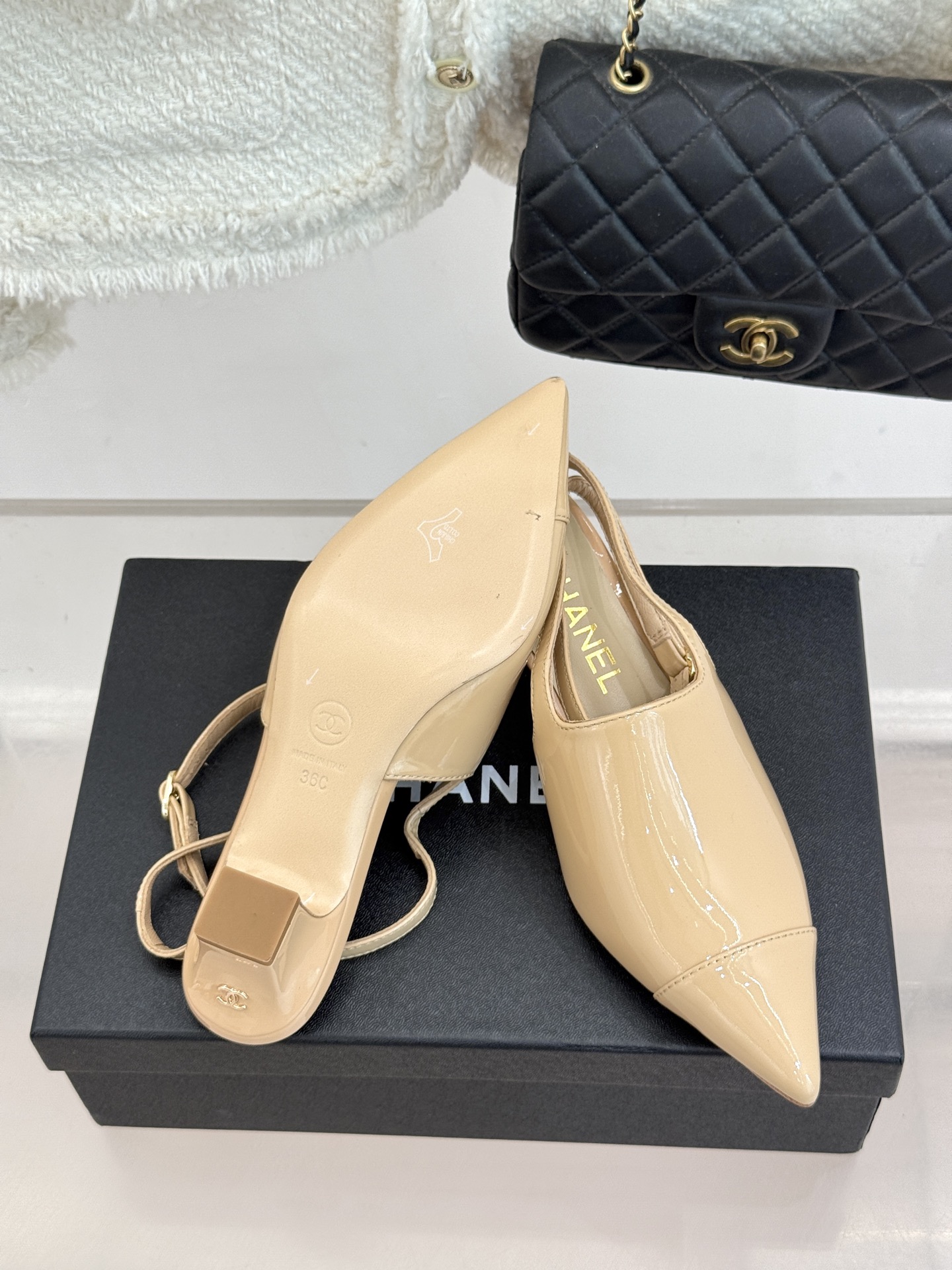 CHANE* ｜小香拼色尖头猫跟后空凉鞋以复古廓形与现代撞色，重塑春夏格调。羊皮革与漆皮拼接 质感细腻高