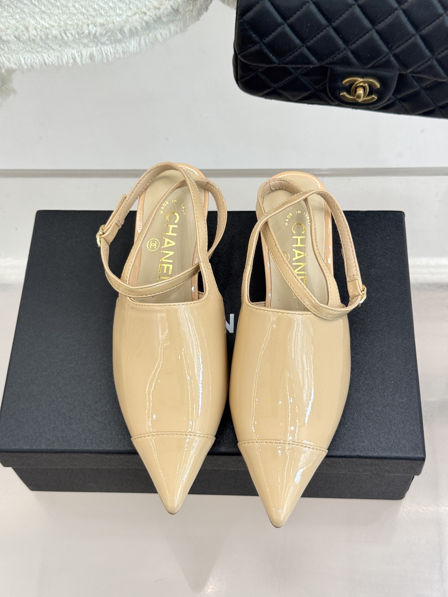 CHANE* ｜小香拼色尖头猫跟后空凉鞋以复古廓形与现代撞色，重塑春夏格调。羊皮革与漆皮拼接 质感细腻高