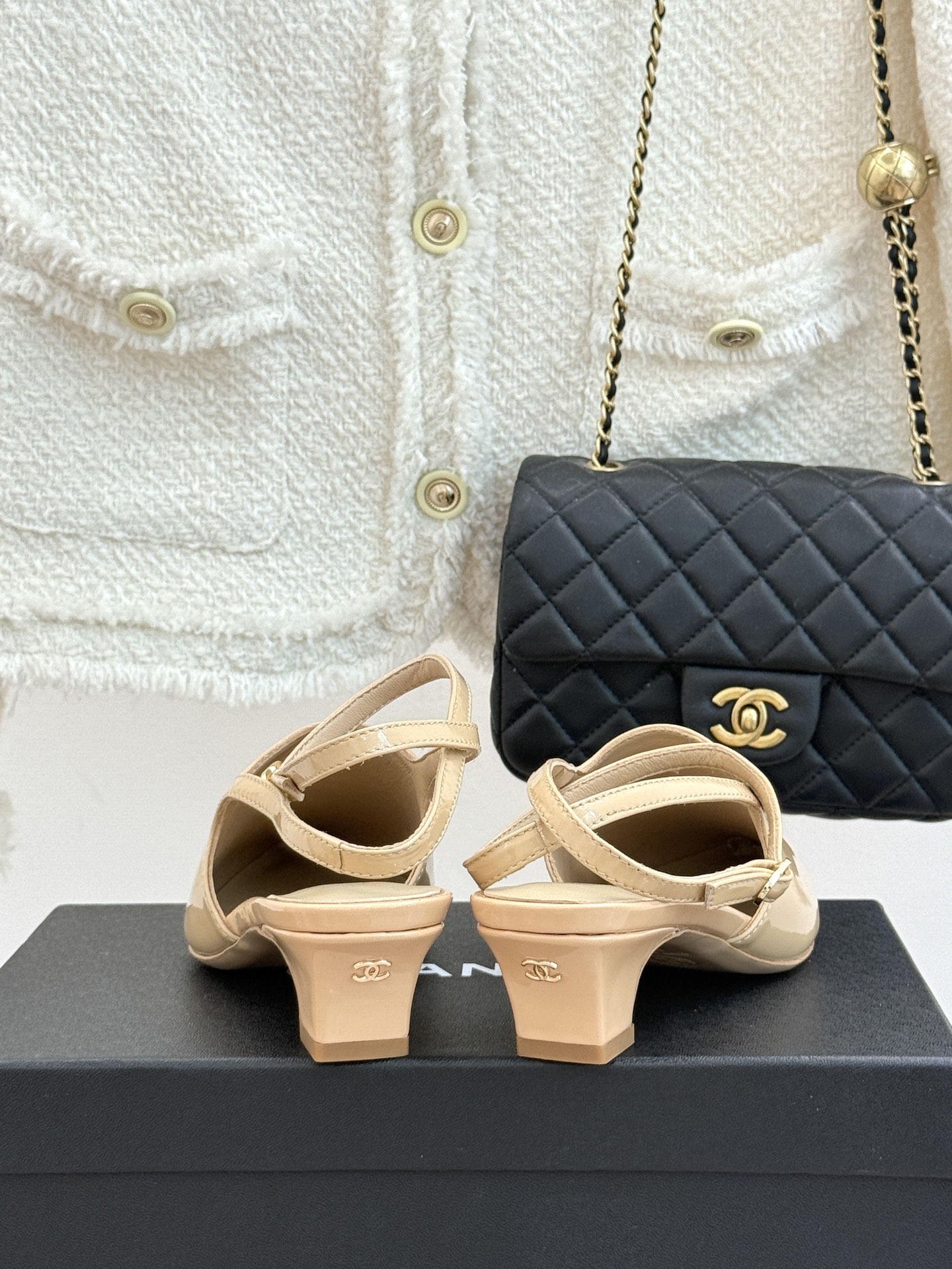 CHANE* ｜小香拼色尖头猫跟后空凉鞋以复古廓形与现代撞色，重塑春夏格调。羊皮革与漆皮拼接 质感细腻高