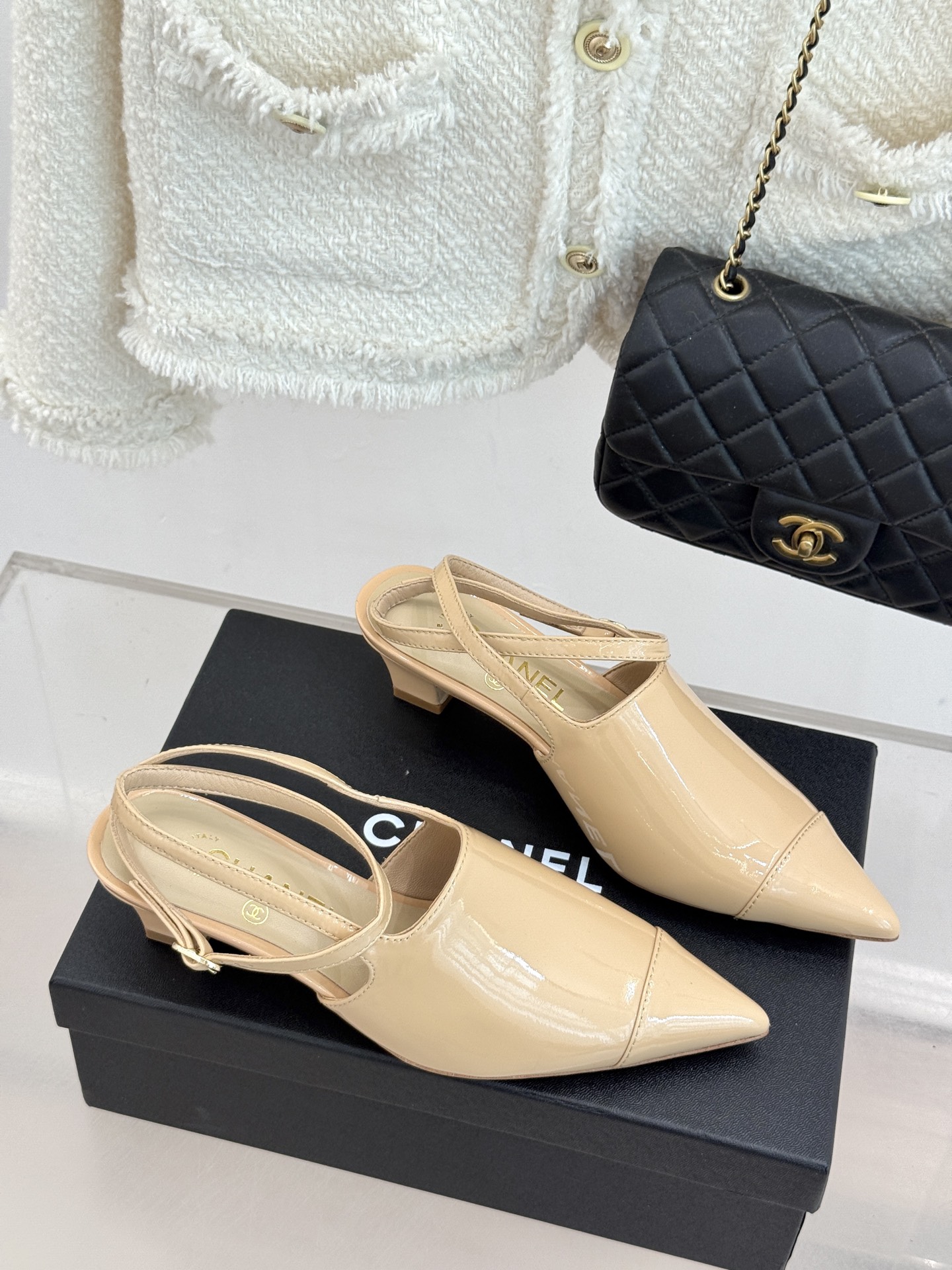 CHANE* ｜小香拼色尖头猫跟后空凉鞋以复古廓形与现代撞色，重塑春夏格调。羊皮革与漆皮拼接 质感细腻高