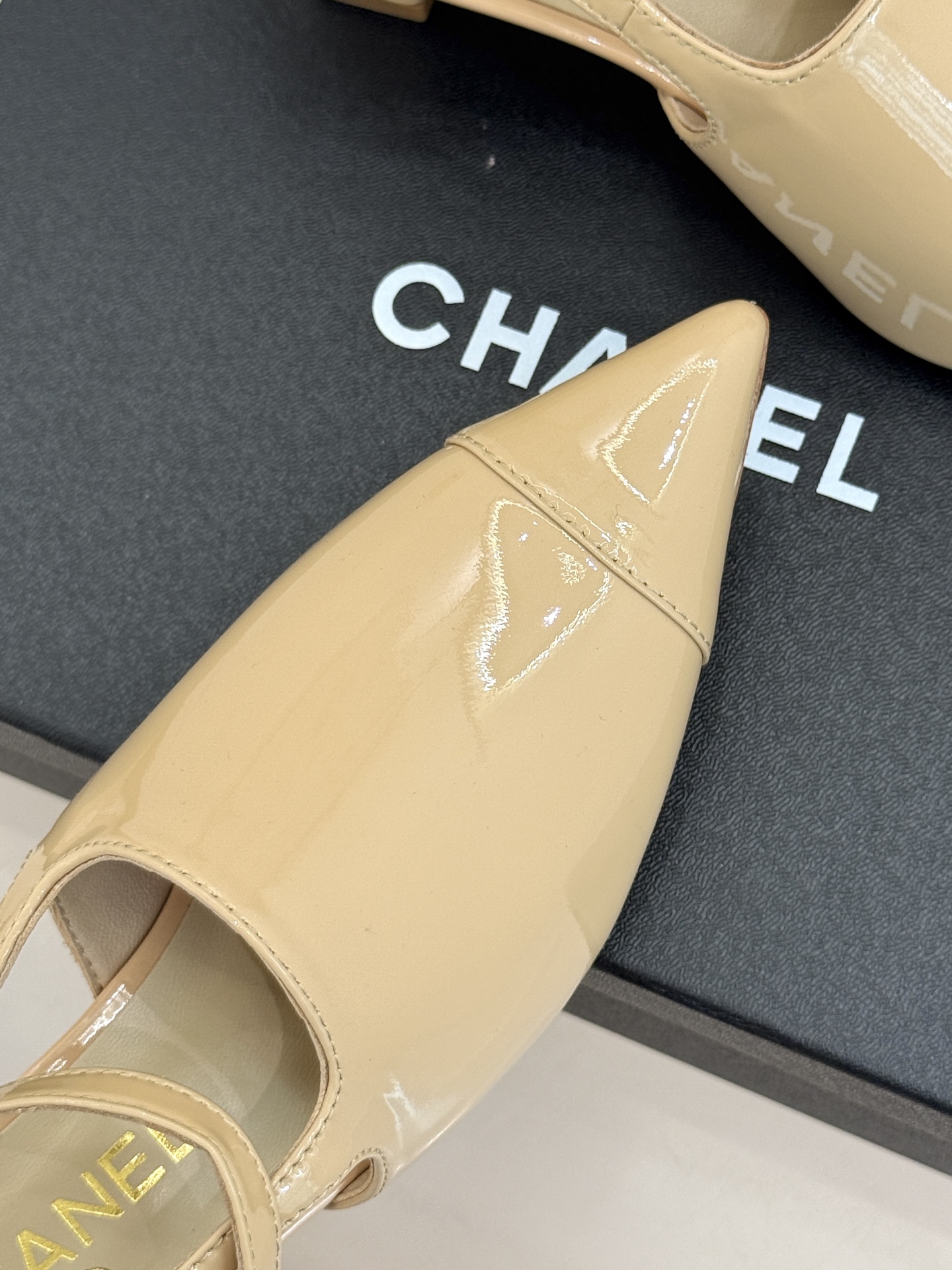 CHANE* ｜小香拼色尖头猫跟后空凉鞋以复古廓形与现代撞色，重塑春夏格调。羊皮革与漆皮拼接 质感细腻高