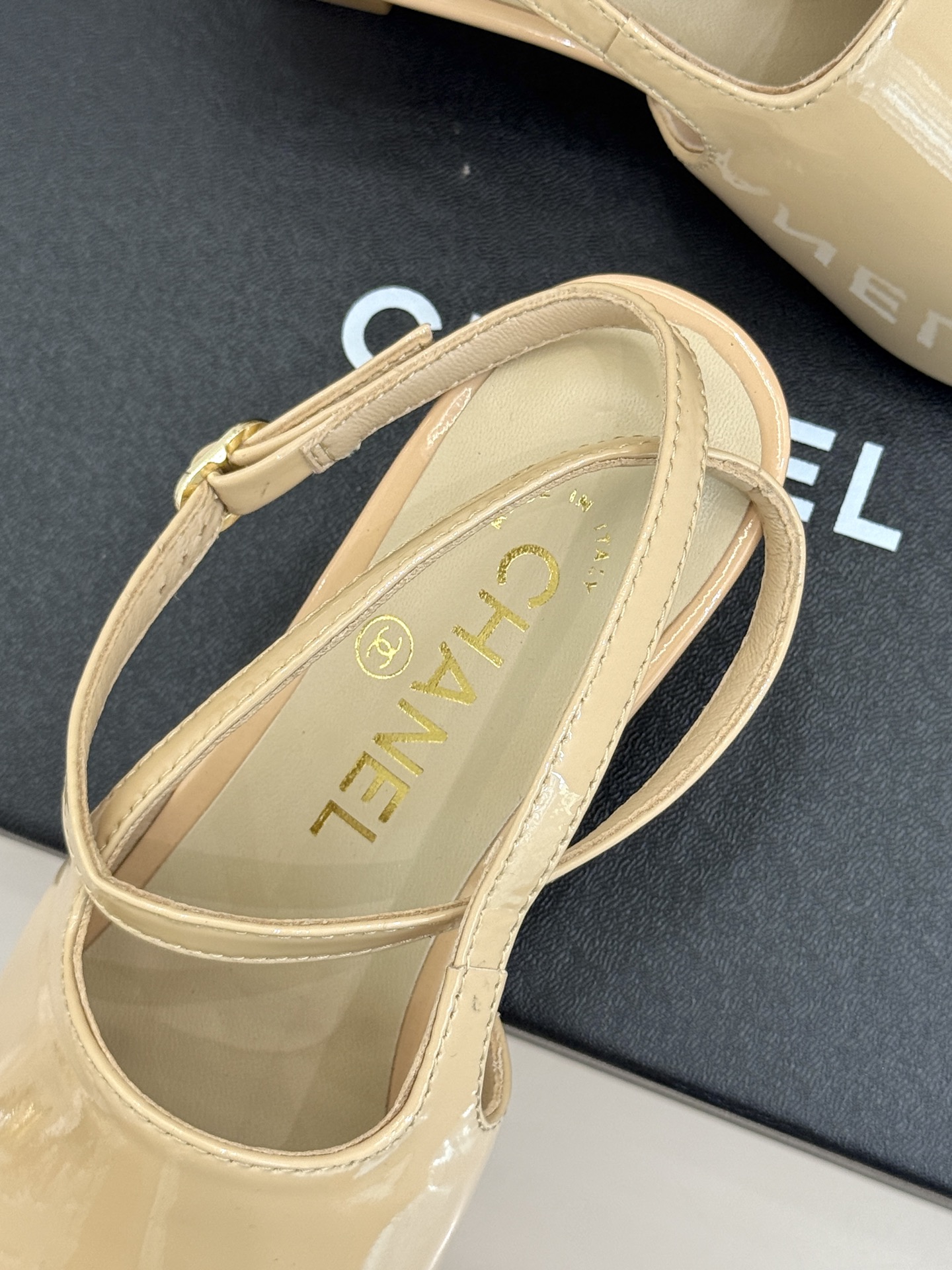 CHANE* ｜小香拼色尖头猫跟后空凉鞋以复古廓形与现代撞色，重塑春夏格调。羊皮革与漆皮拼接 质感细腻高