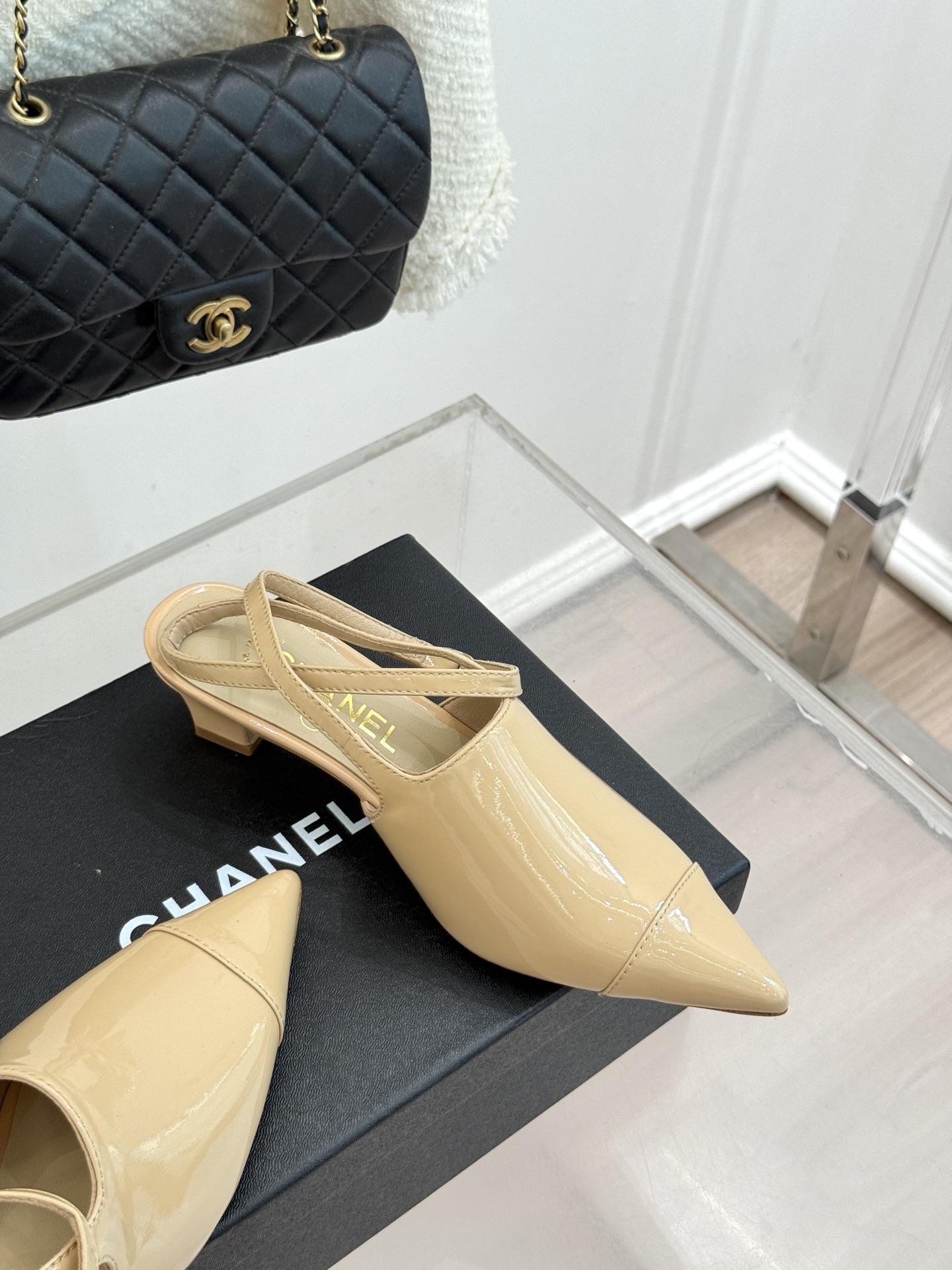 CHANE* ｜小香拼色尖头猫跟后空凉鞋以复古廓形与现代撞色，重塑春夏格调。羊皮革与漆皮拼接 质感细腻高