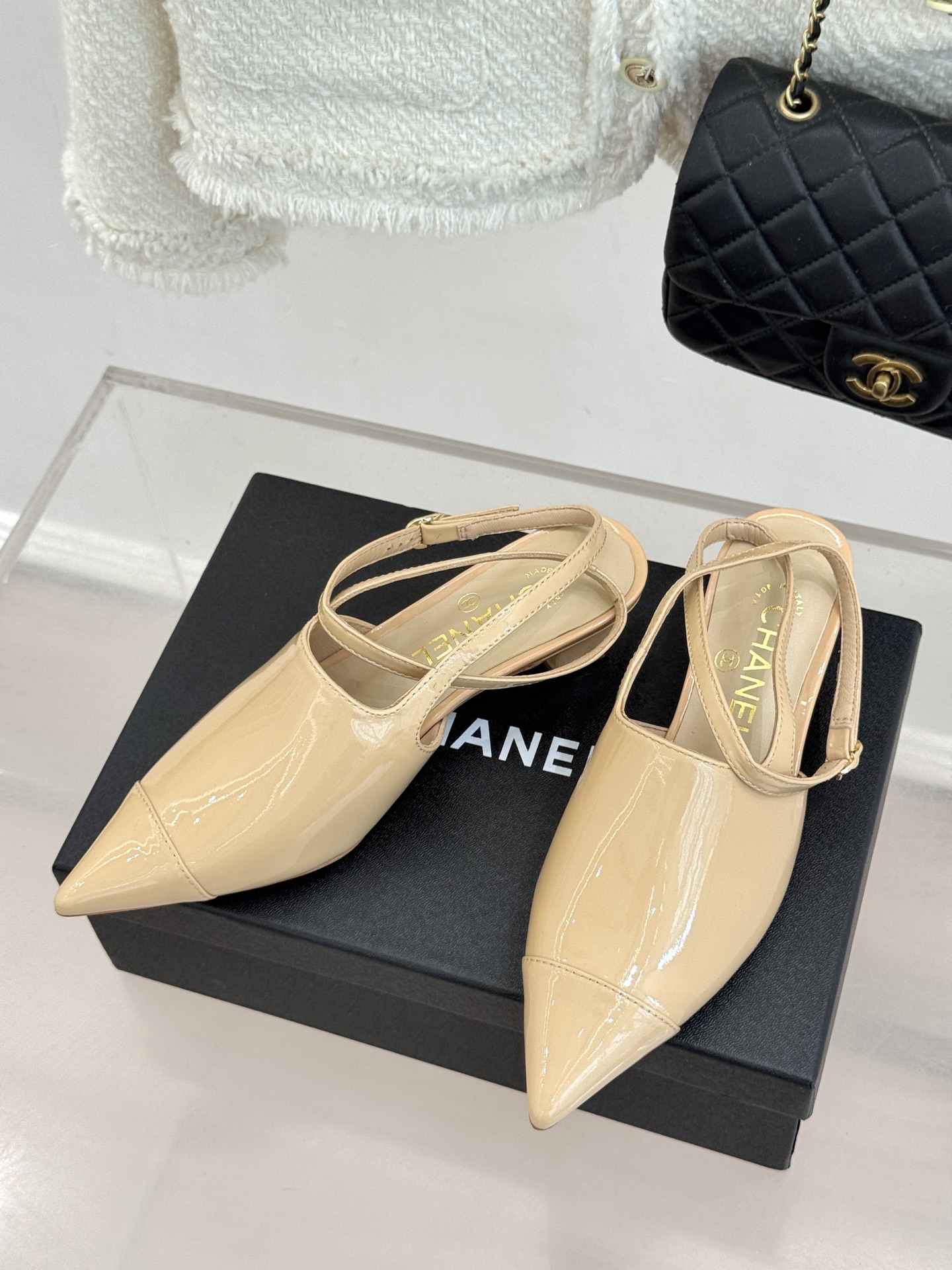 CHANE* ｜小香拼色尖头猫跟后空凉鞋以复古廓形与现代撞色，重塑春夏格调。羊皮革与漆皮拼接 质感细腻高