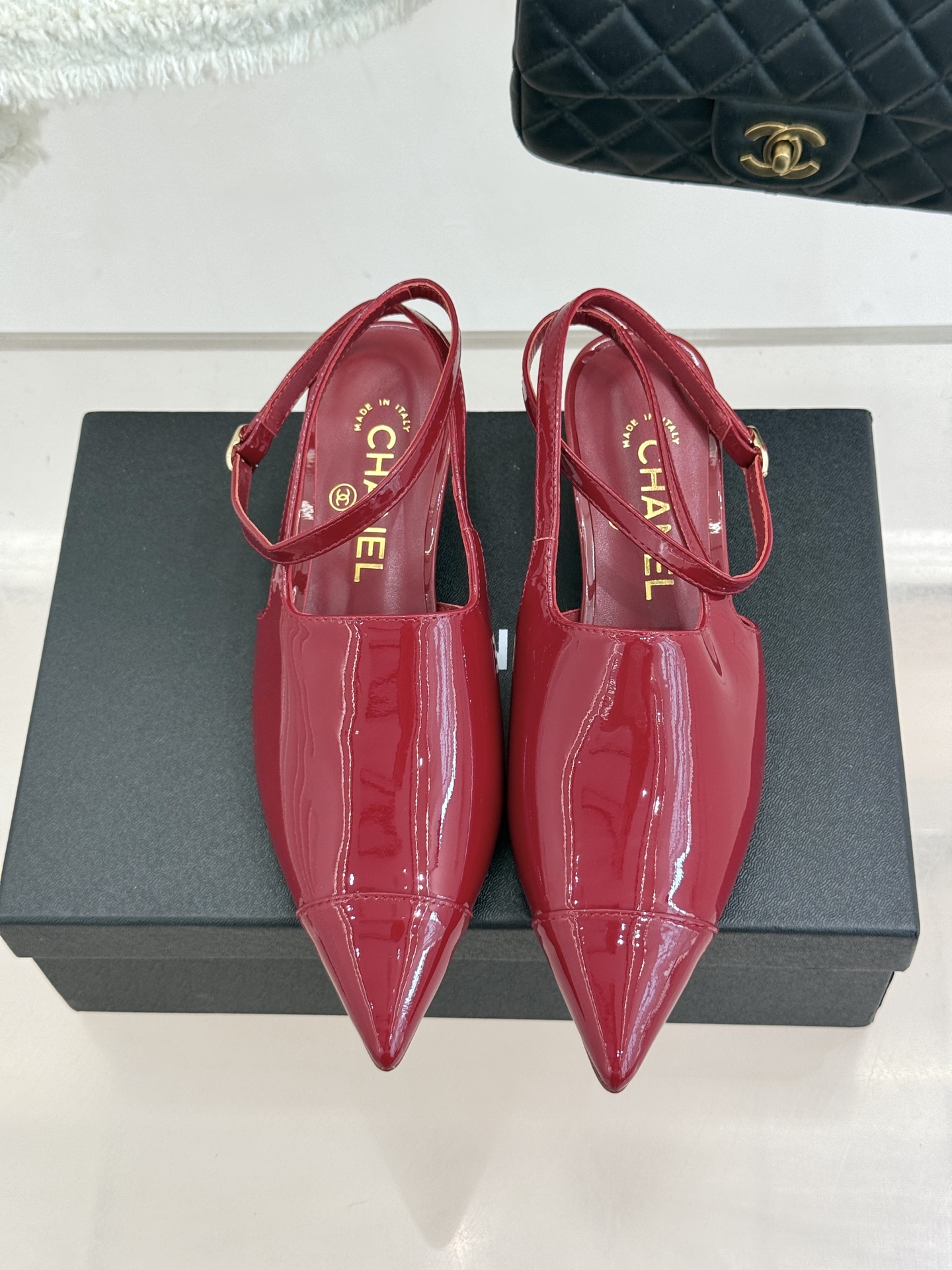 CHANE* ｜小香拼色尖头猫跟后空凉鞋以复古廓形与现代撞色，重塑春夏格调。羊皮革与漆皮拼接 质感细腻高