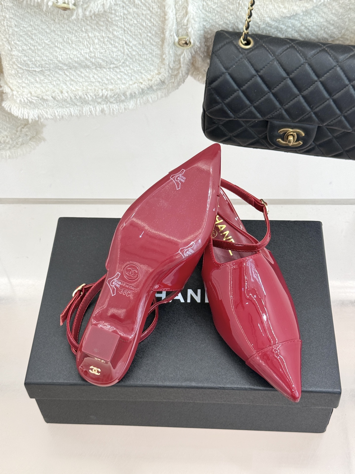 CHANE* ｜小香拼色尖头猫跟后空凉鞋以复古廓形与现代撞色，重塑春夏格调。羊皮革与漆皮拼接 质感细腻高