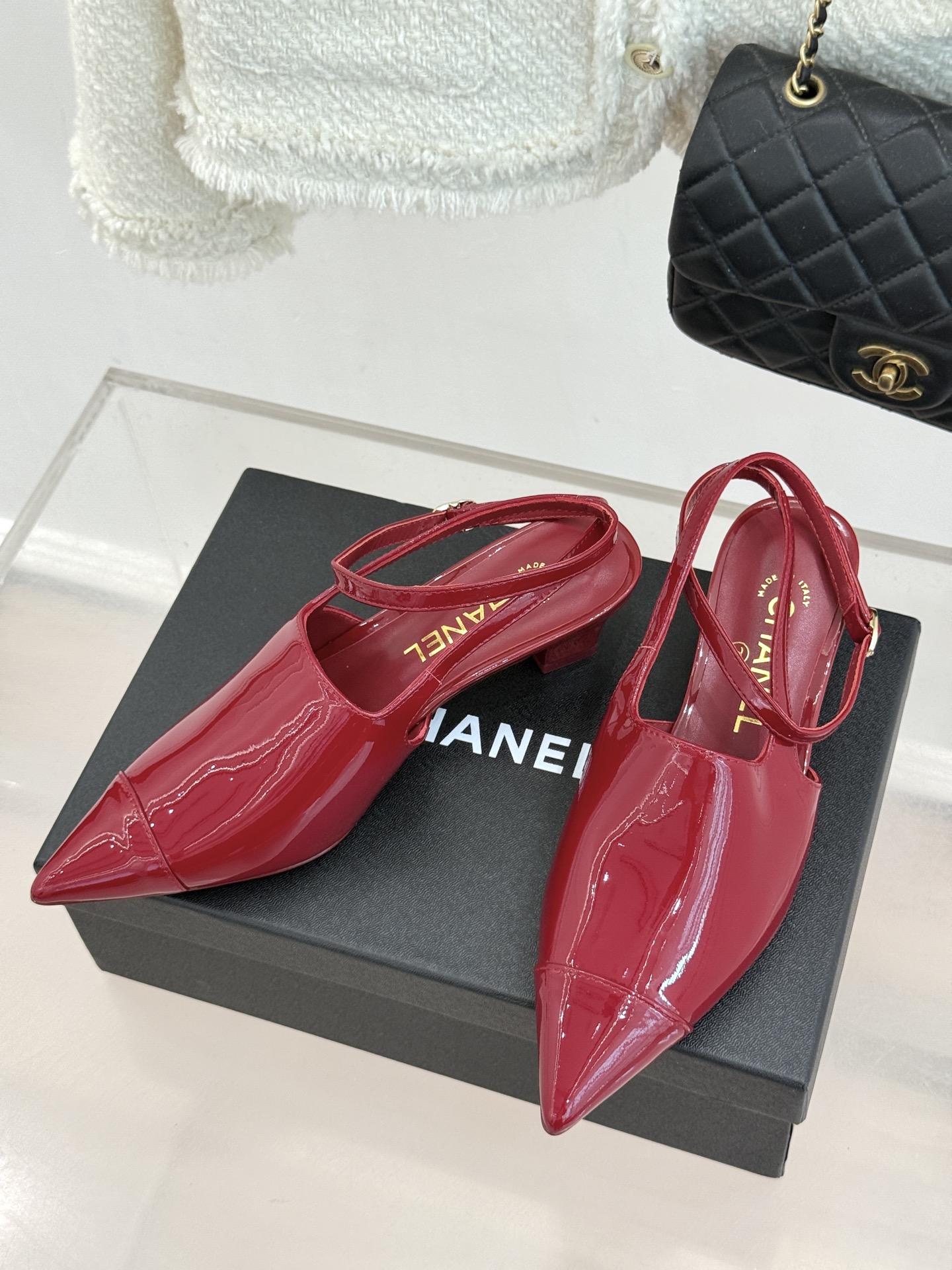 CHANE* ｜小香拼色尖头猫跟后空凉鞋以复古廓形与现代撞色，重塑春夏格调。羊皮革与漆皮拼接 质感细腻高