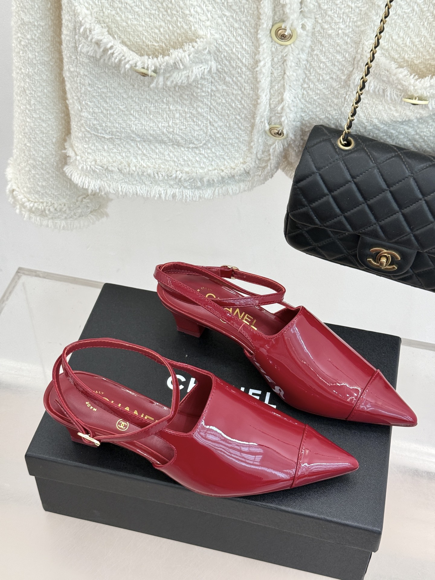 CHANE* ｜小香拼色尖头猫跟后空凉鞋以复古廓形与现代撞色，重塑春夏格调。羊皮革与漆皮拼接 质感细腻高