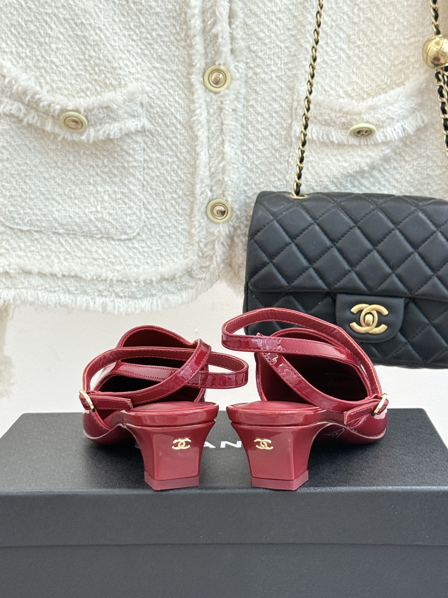 CHANE* ｜小香拼色尖头猫跟后空凉鞋以复古廓形与现代撞色，重塑春夏格调。羊皮革与漆皮拼接 质感细腻高