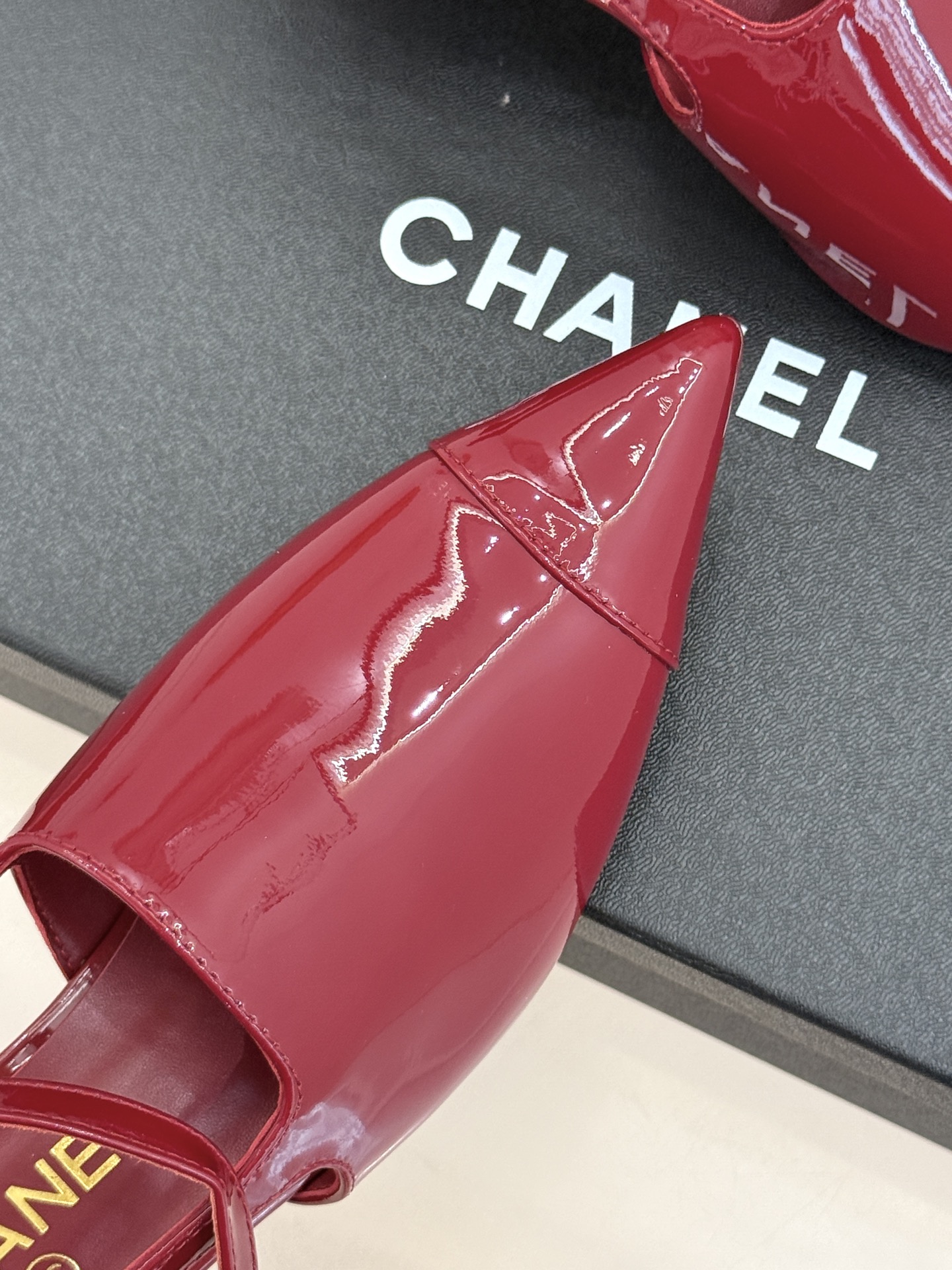 CHANE* ｜小香拼色尖头猫跟后空凉鞋以复古廓形与现代撞色，重塑春夏格调。羊皮革与漆皮拼接 质感细腻高