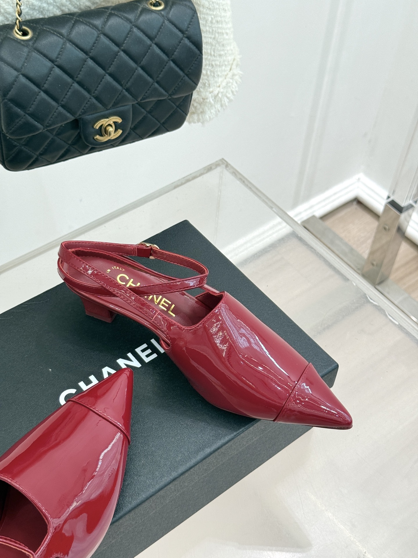 CHANE* ｜小香拼色尖头猫跟后空凉鞋以复古廓形与现代撞色，重塑春夏格调。羊皮革与漆皮拼接 质感细腻高