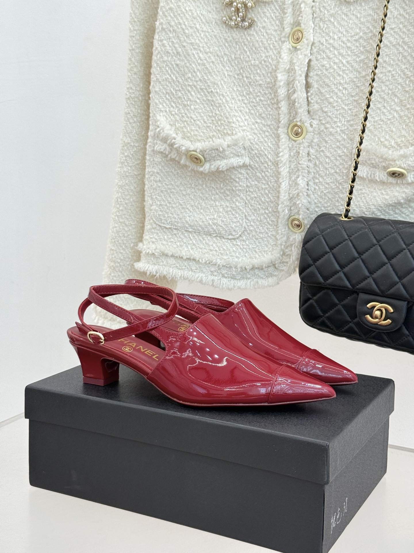 CHANE* ｜小香拼色尖头猫跟后空凉鞋以复古廓形与现代撞色，重塑春夏格调。羊皮革与漆皮拼接 质感细腻高