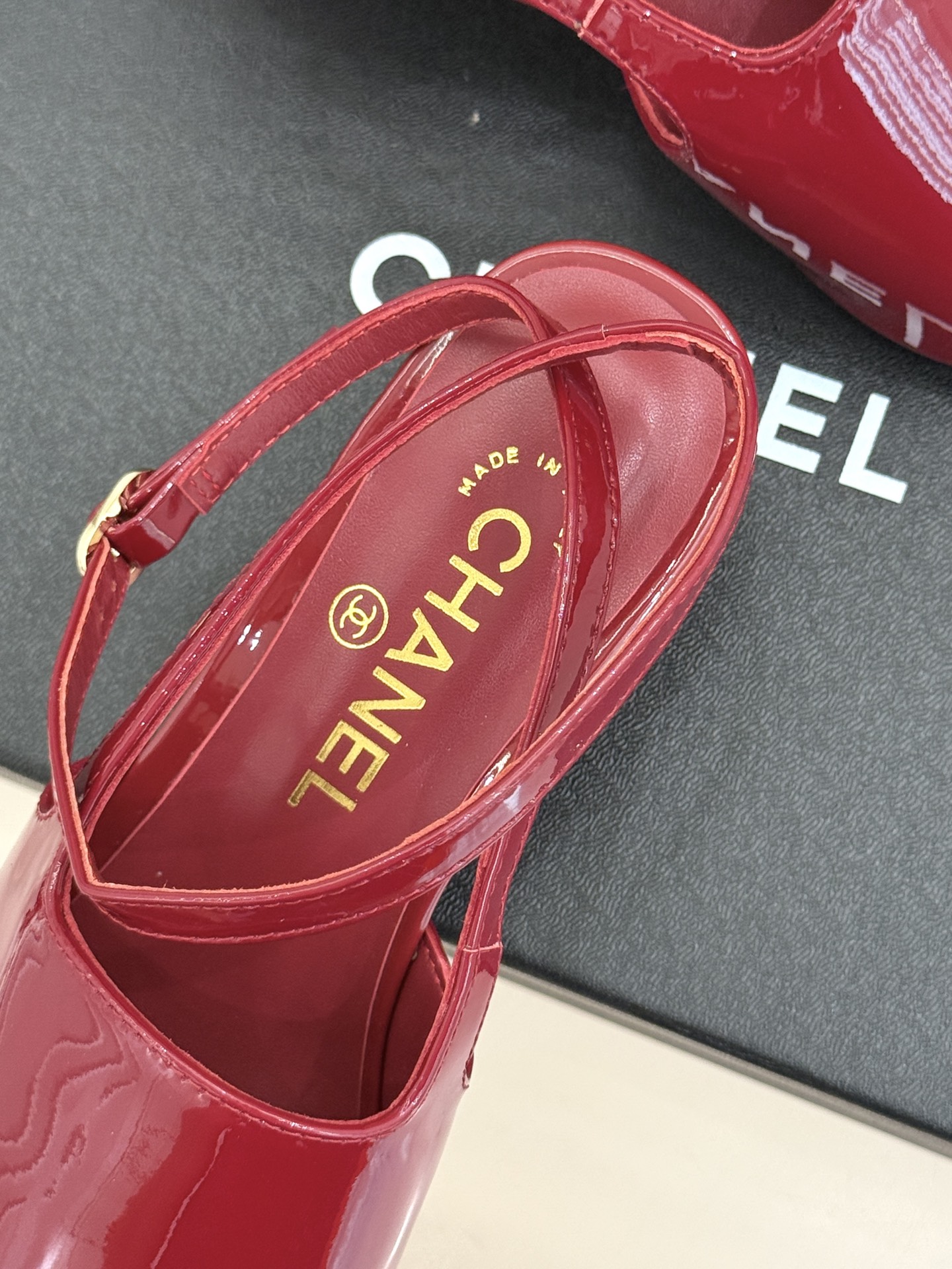 CHANE* ｜小香拼色尖头猫跟后空凉鞋以复古廓形与现代撞色，重塑春夏格调。羊皮革与漆皮拼接 质感细腻高