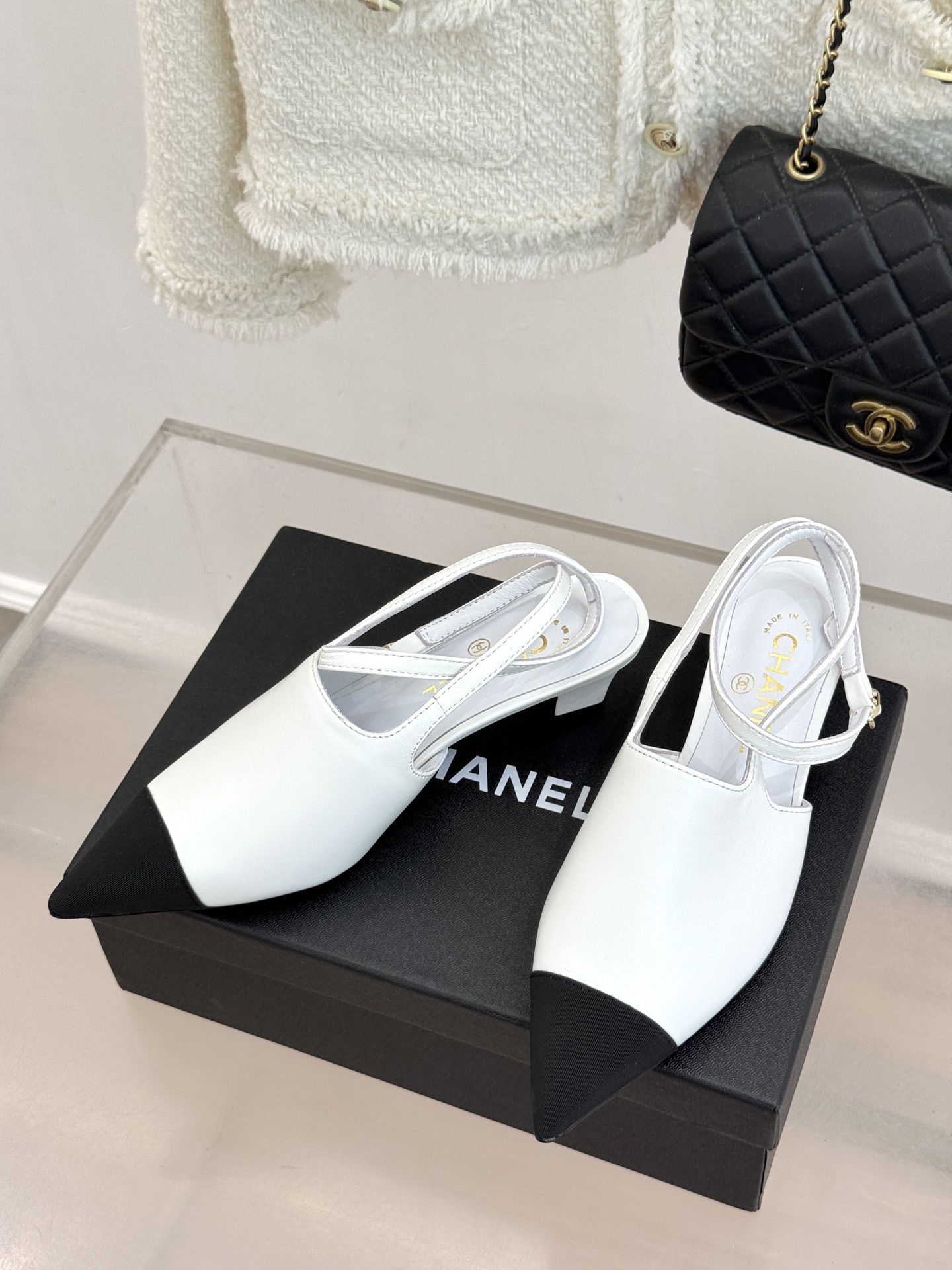 CHANE* ｜小香拼色尖头猫跟后空凉鞋以复古廓形与现代撞色，重塑春夏格调。羊皮革与漆皮拼接 质感细腻高