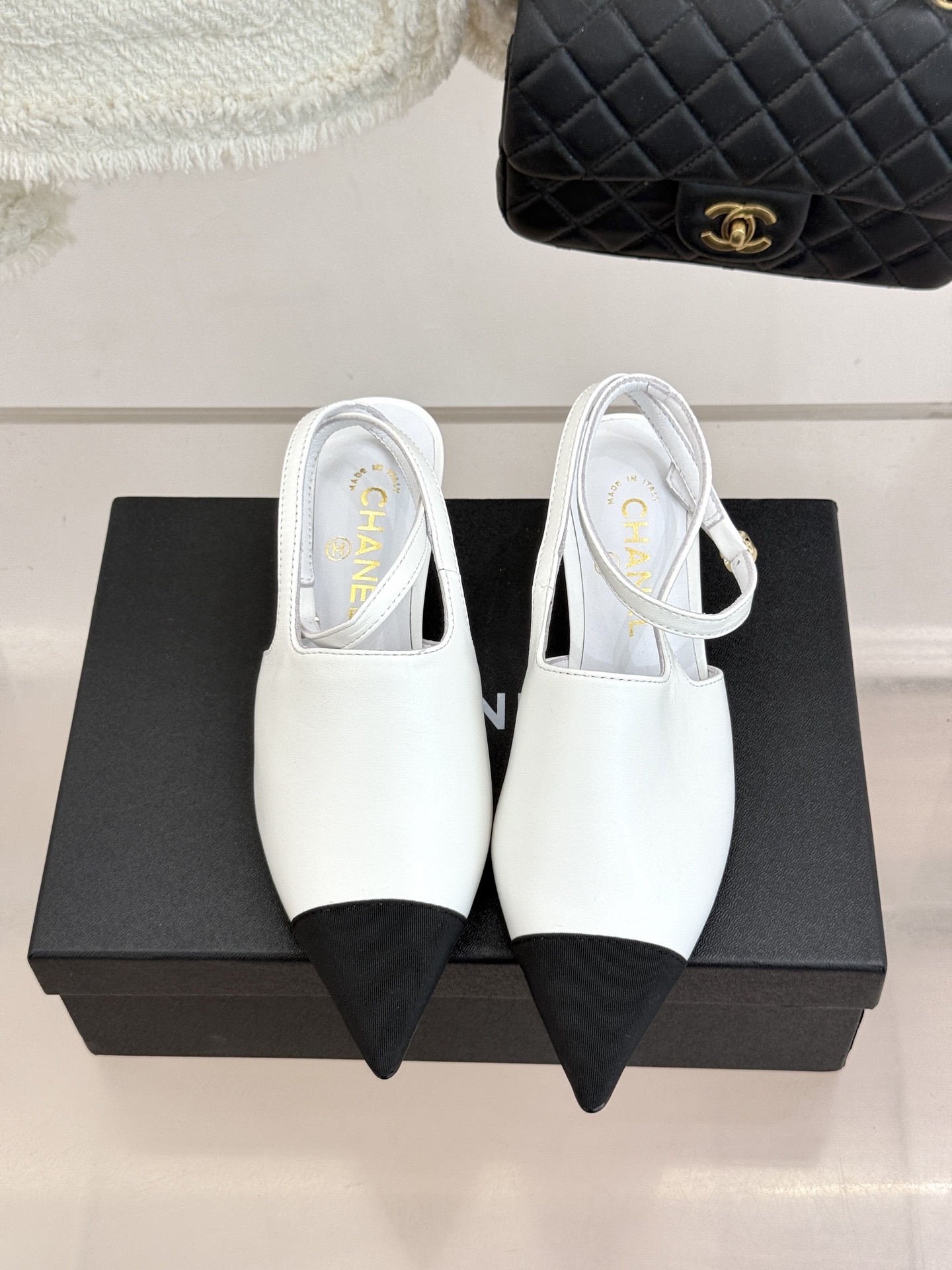 CHANE* ｜小香拼色尖头猫跟后空凉鞋以复古廓形与现代撞色，重塑春夏格调。羊皮革与漆皮拼接 质感细腻高