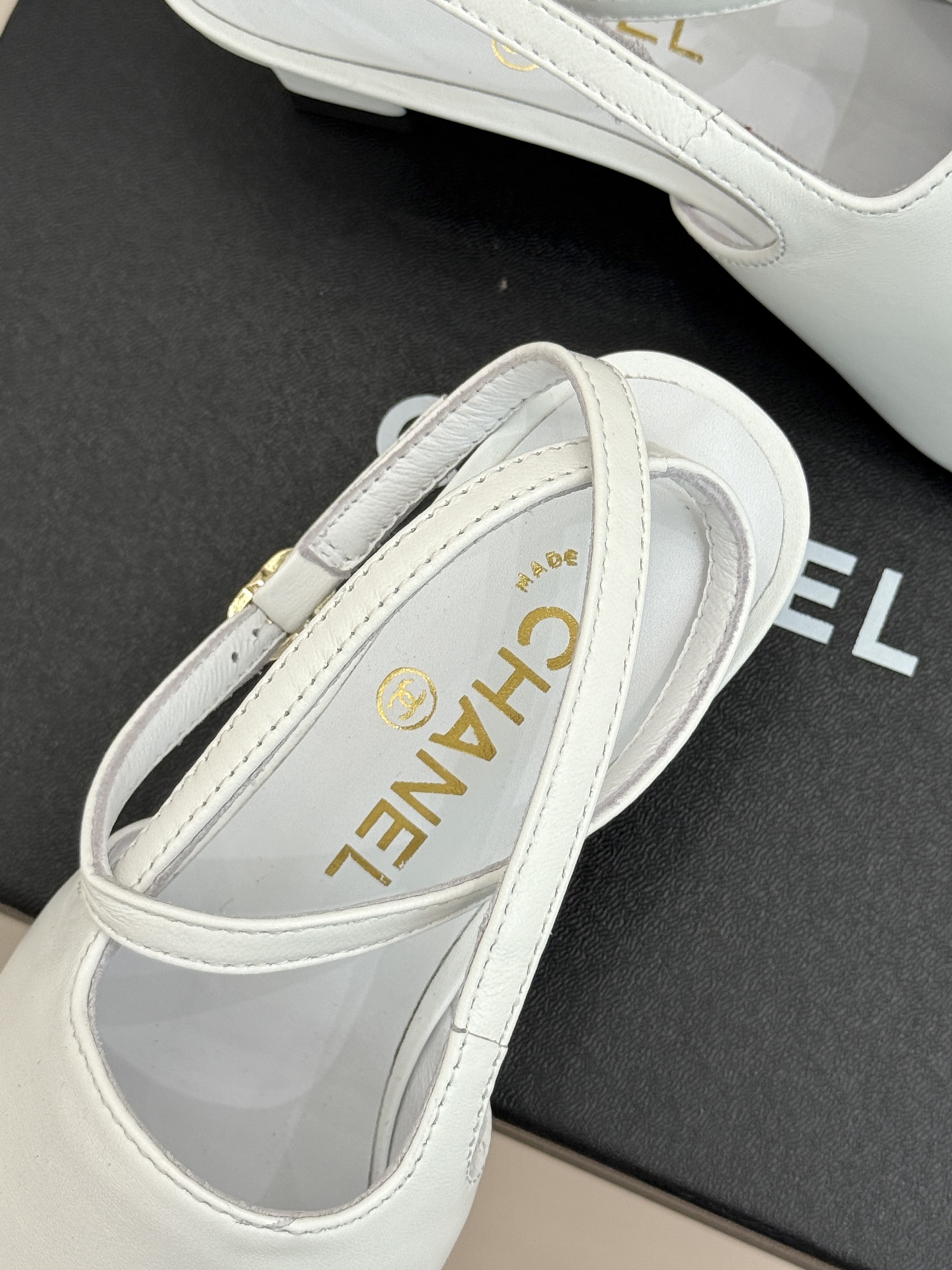 CHANE* ｜小香拼色尖头猫跟后空凉鞋以复古廓形与现代撞色，重塑春夏格调。羊皮革与漆皮拼接 质感细腻高