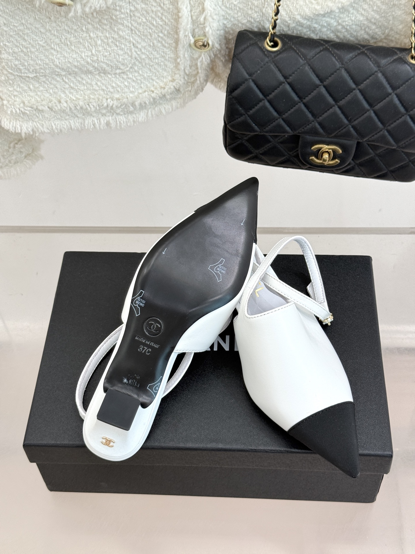 CHANE* ｜小香拼色尖头猫跟后空凉鞋以复古廓形与现代撞色，重塑春夏格调。羊皮革与漆皮拼接 质感细腻高