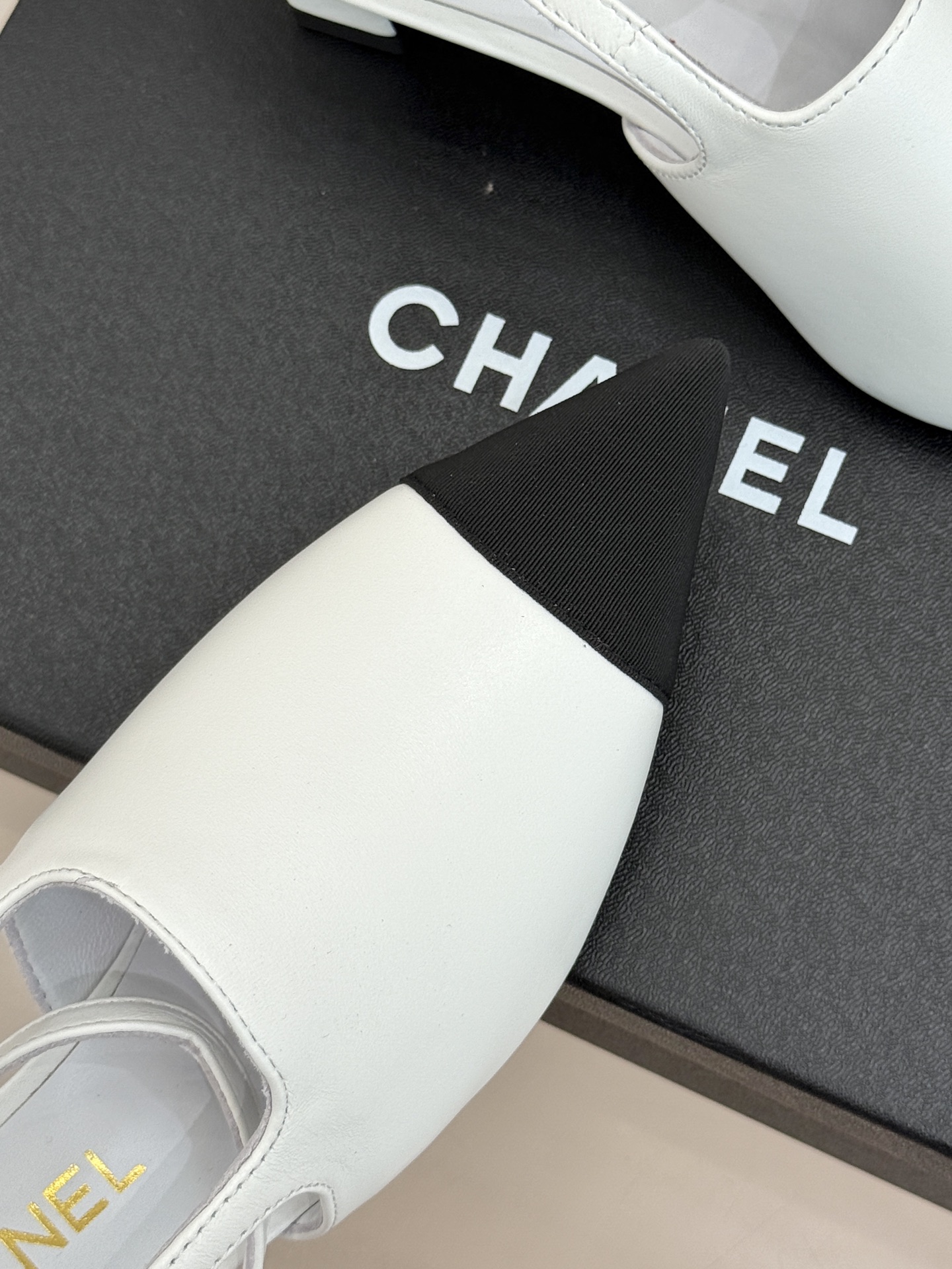 CHANE* ｜小香拼色尖头猫跟后空凉鞋以复古廓形与现代撞色，重塑春夏格调。羊皮革与漆皮拼接 质感细腻高