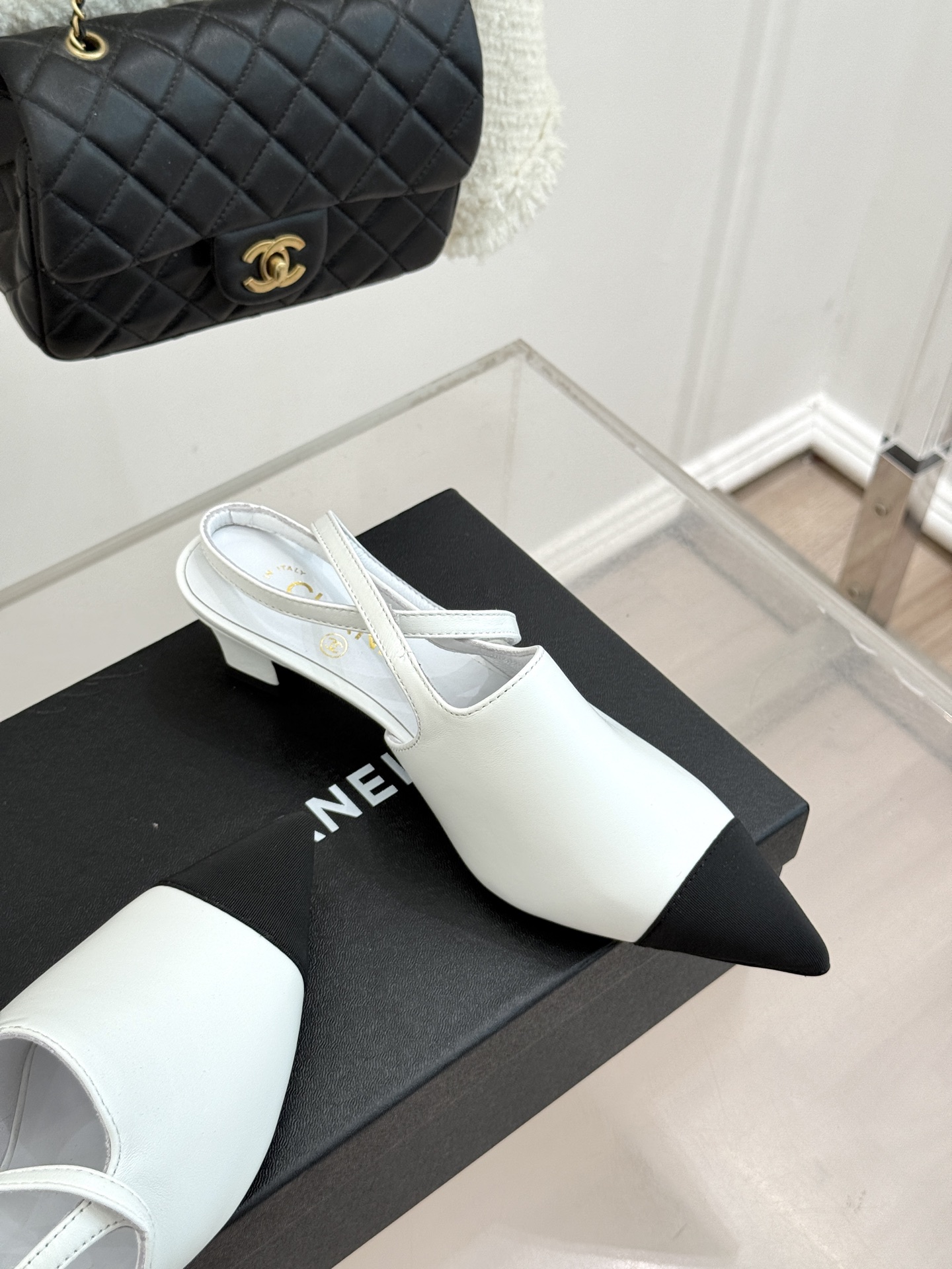 CHANE* ｜小香拼色尖头猫跟后空凉鞋以复古廓形与现代撞色，重塑春夏格调。羊皮革与漆皮拼接 质感细腻高