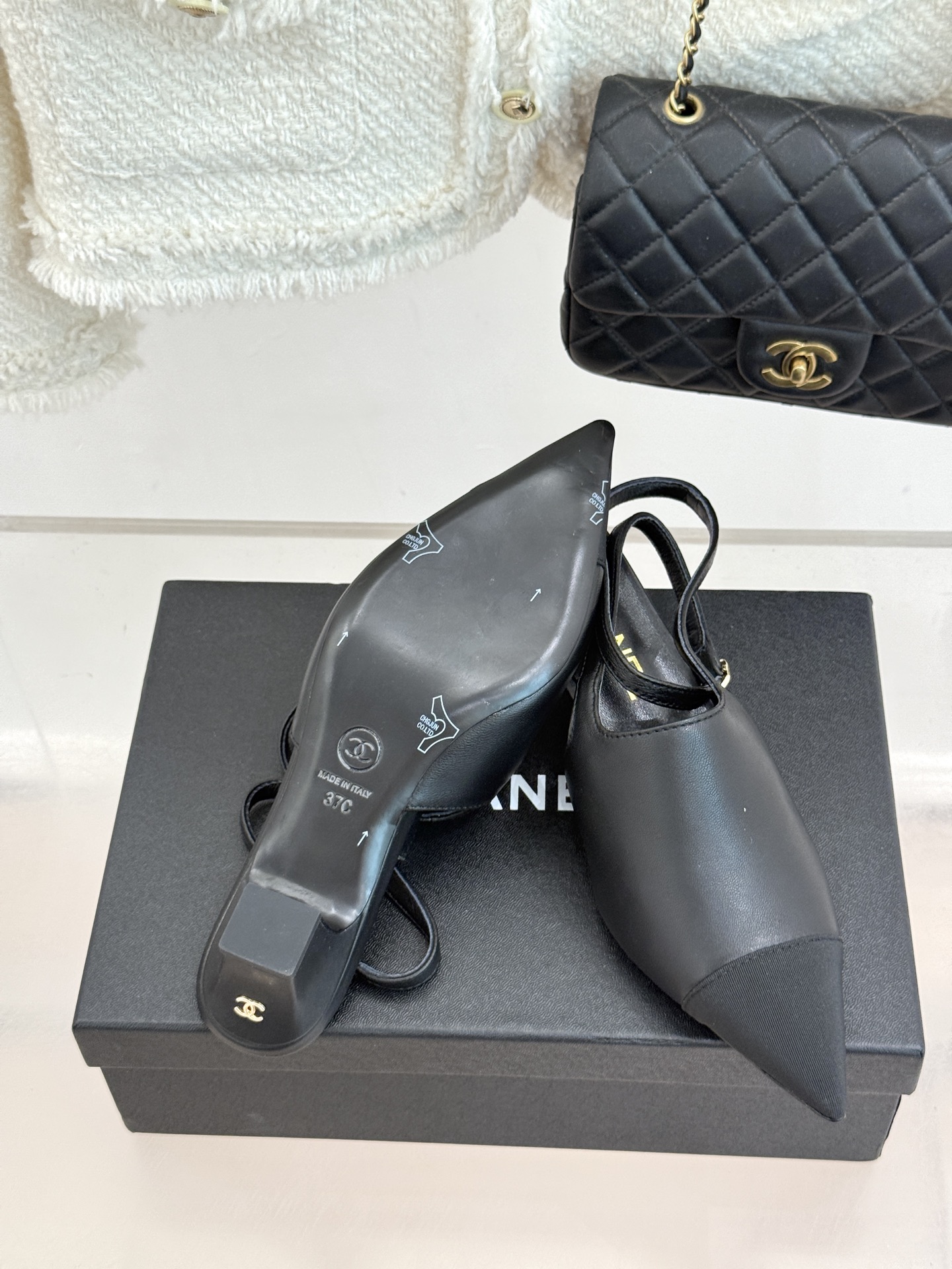 CHANE* ｜小香拼色尖头猫跟后空凉鞋以复古廓形与现代撞色，重塑春夏格调。羊皮革与漆皮拼接 质感细腻高