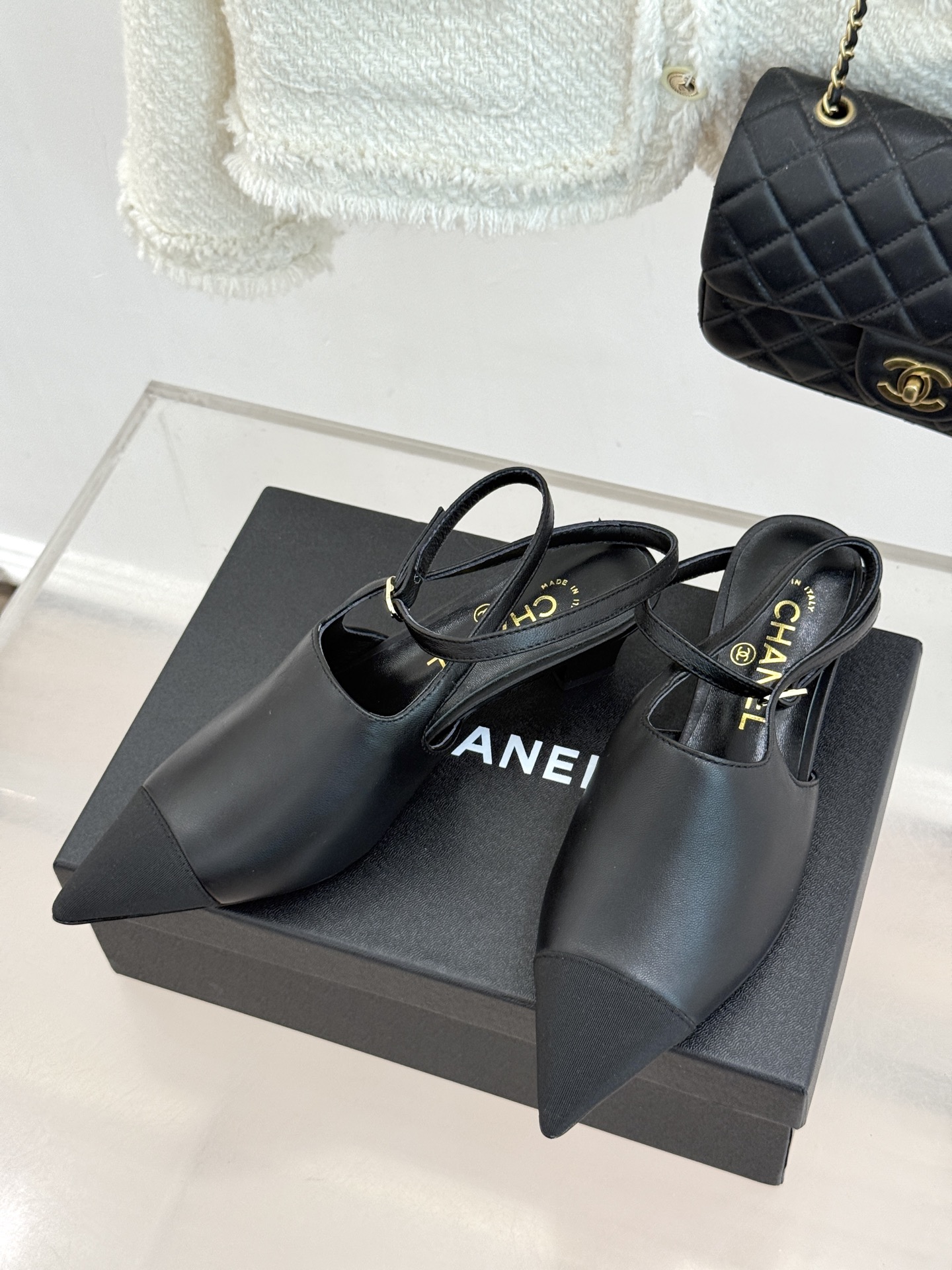 CHANE* ｜小香拼色尖头猫跟后空凉鞋以复古廓形与现代撞色，重塑春夏格调。羊皮革与漆皮拼接 质感细腻高