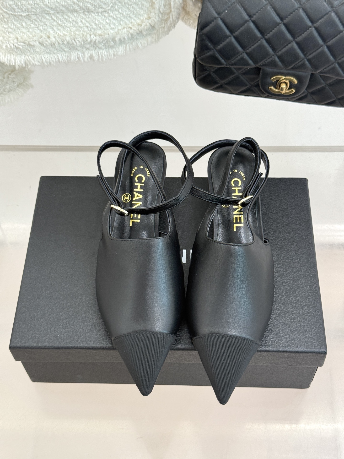 CHANE* ｜小香拼色尖头猫跟后空凉鞋以复古廓形与现代撞色，重塑春夏格调。羊皮革与漆皮拼接 质感细腻高