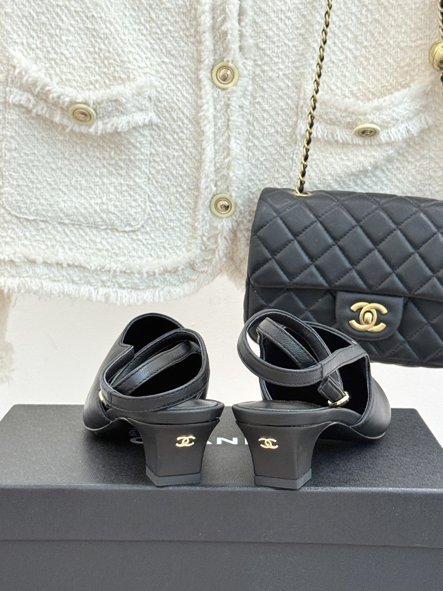 CHANE* ｜小香拼色尖头猫跟后空凉鞋以复古廓形与现代撞色，重塑春夏格调。羊皮革与漆皮拼接 质感细腻高