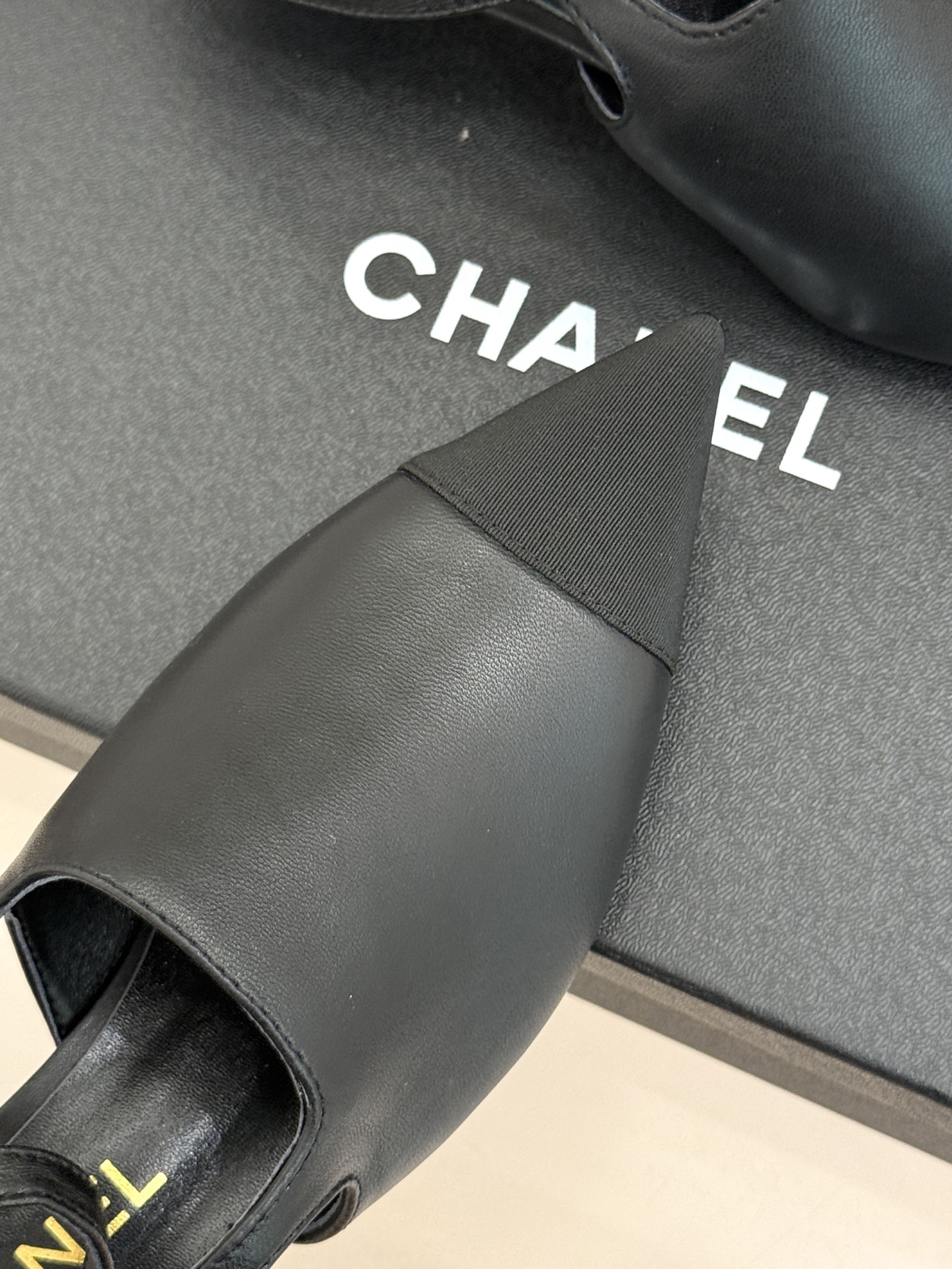 CHANE* ｜小香拼色尖头猫跟后空凉鞋以复古廓形与现代撞色，重塑春夏格调。羊皮革与漆皮拼接 质感细腻高