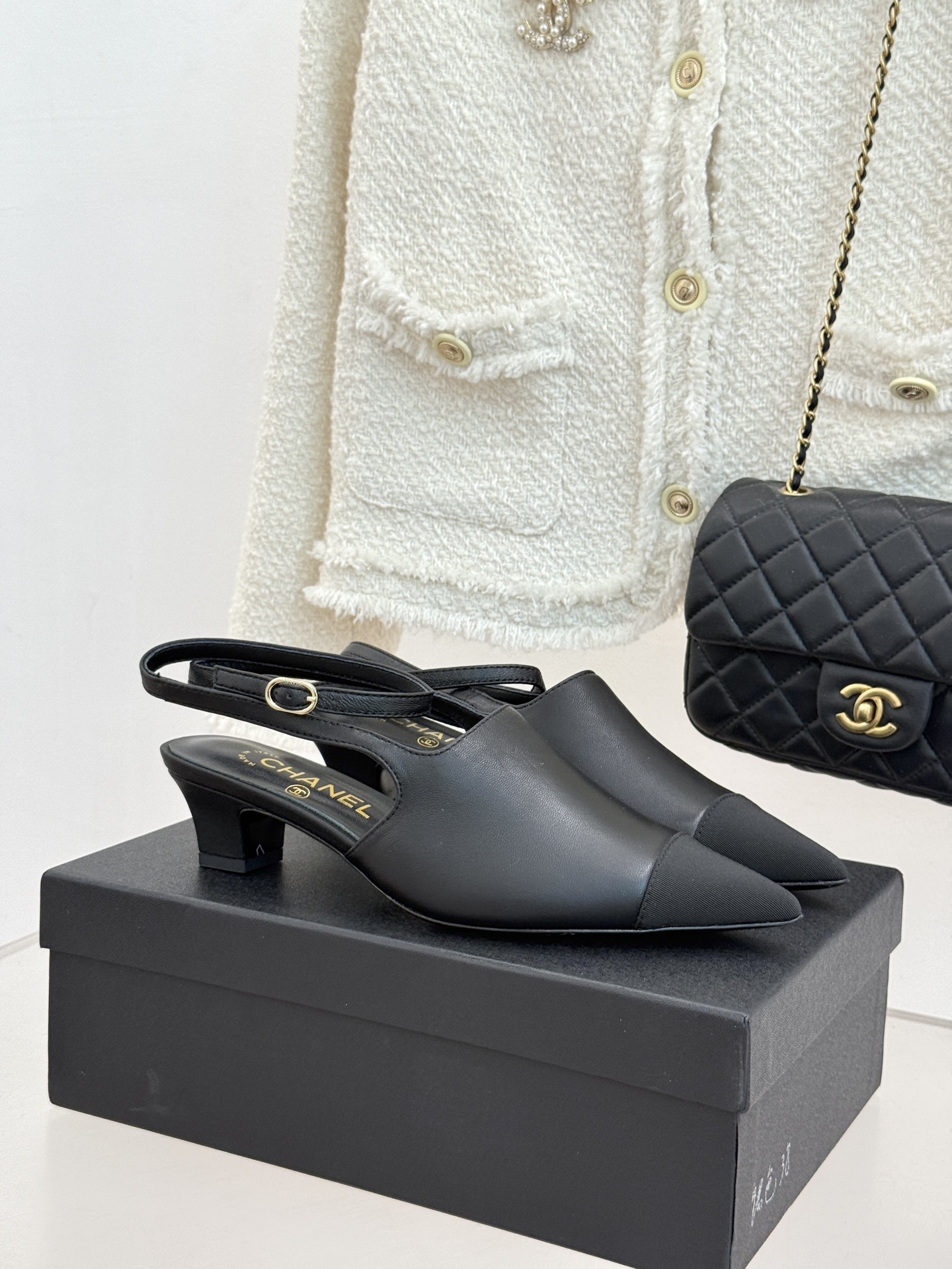 CHANE* ｜小香拼色尖头猫跟后空凉鞋以复古廓形与现代撞色，重塑春夏格调。羊皮革与漆皮拼接 质感细腻高