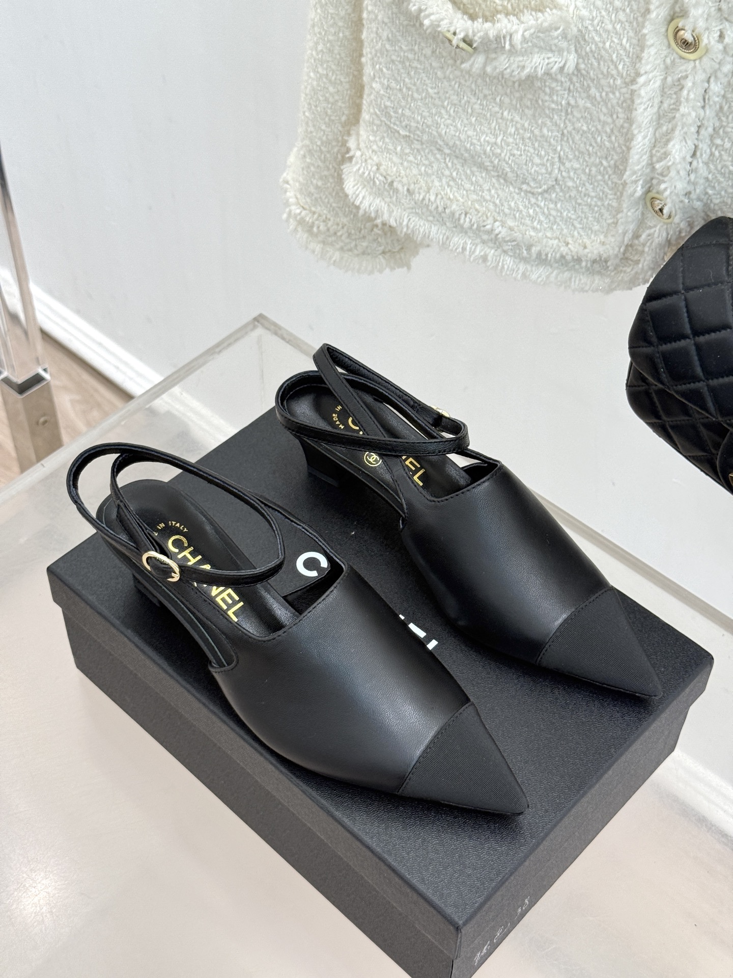 CHANE* ｜小香拼色尖头猫跟后空凉鞋以复古廓形与现代撞色，重塑春夏格调。羊皮革与漆皮拼接 质感细腻高