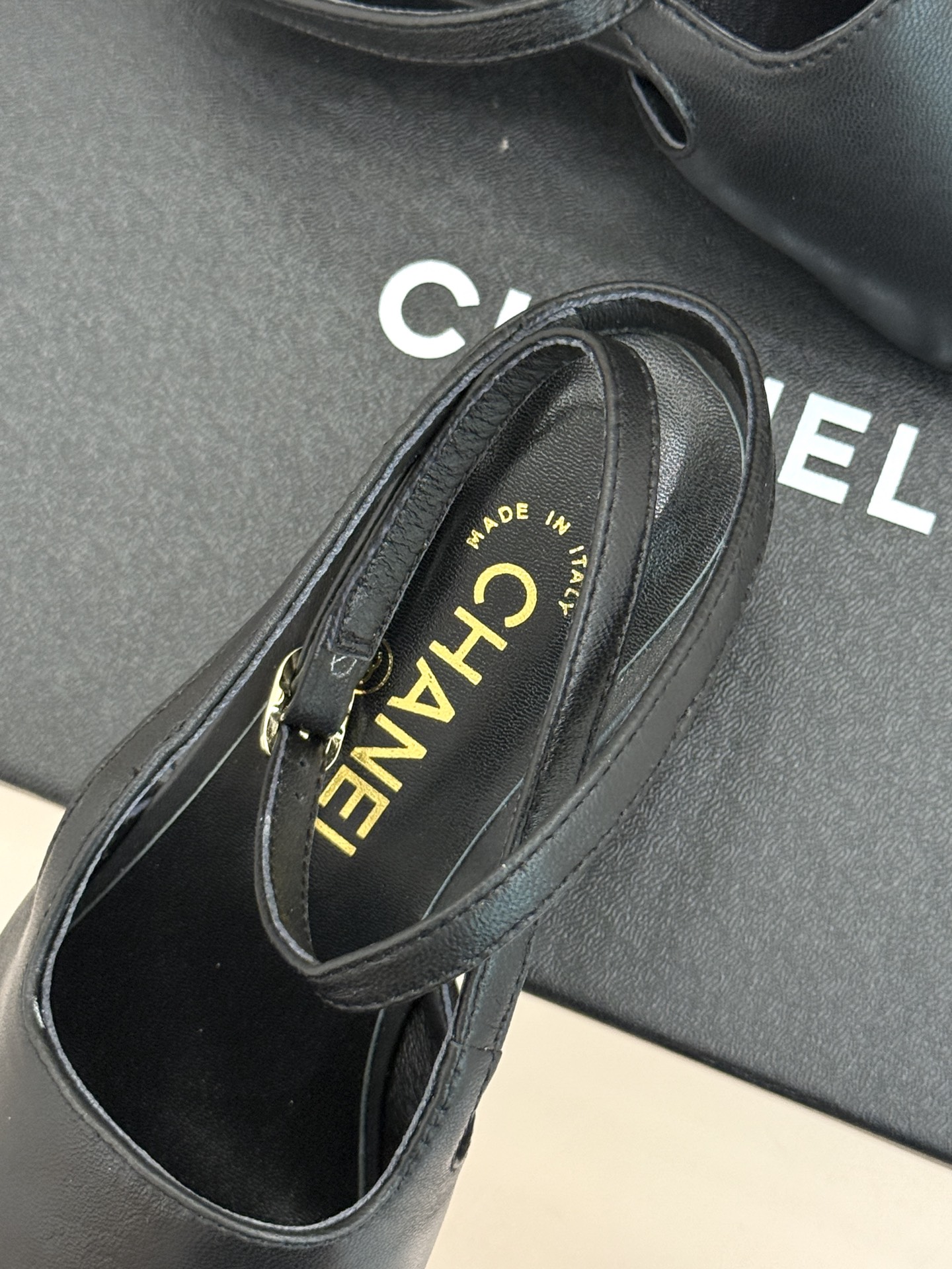 CHANE* ｜小香拼色尖头猫跟后空凉鞋以复古廓形与现代撞色，重塑春夏格调。羊皮革与漆皮拼接 质感细腻高