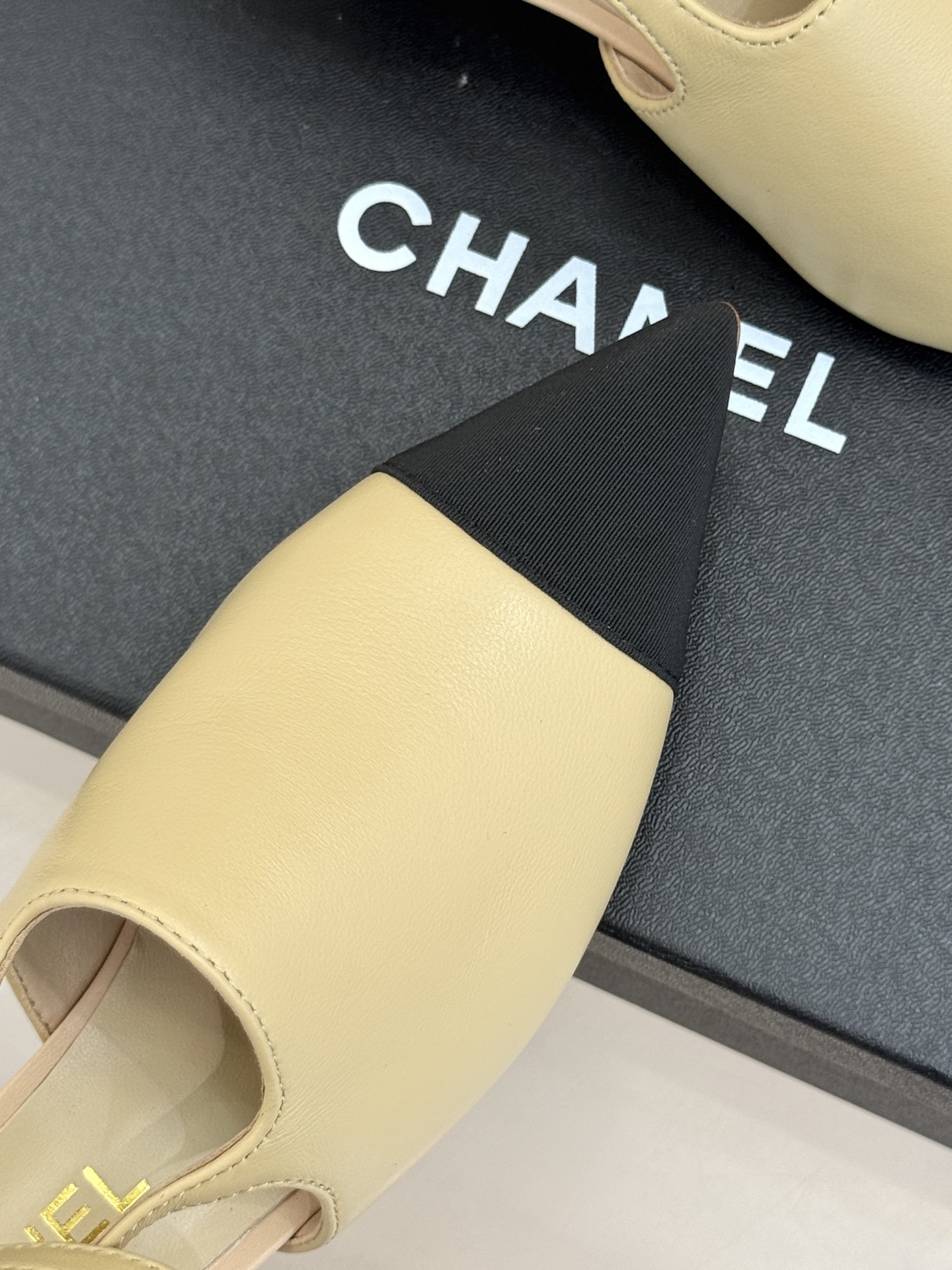 CHANE* ｜小香拼色尖头猫跟后空凉鞋以复古廓形与现代撞色，重塑春夏格调。羊皮革与漆皮拼接 质感细腻高