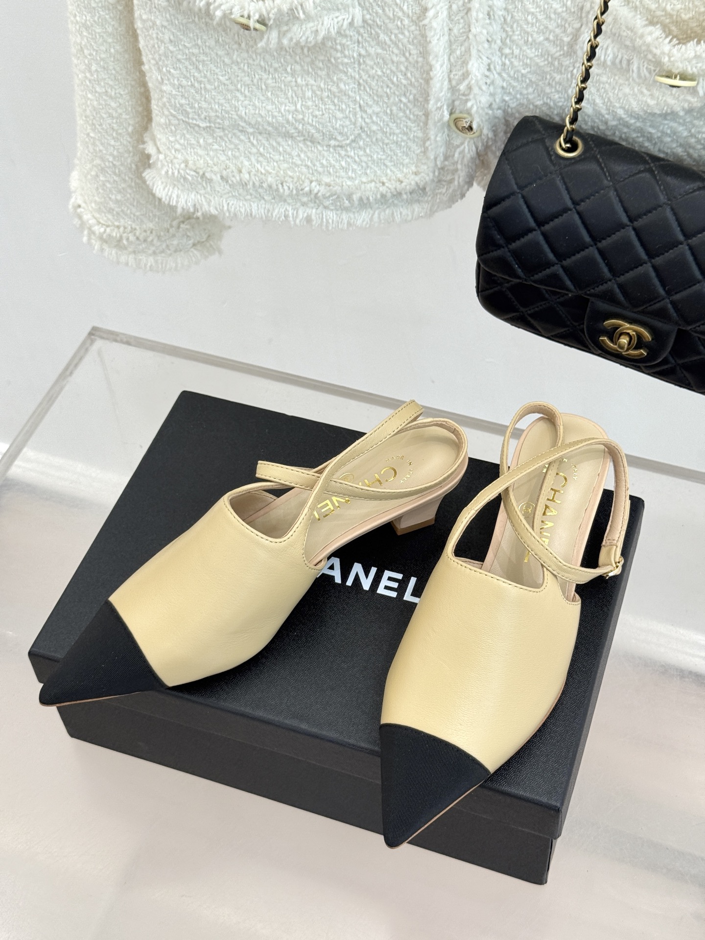 CHANE* ｜小香拼色尖头猫跟后空凉鞋以复古廓形与现代撞色，重塑春夏格调。羊皮革与漆皮拼接 质感细腻高