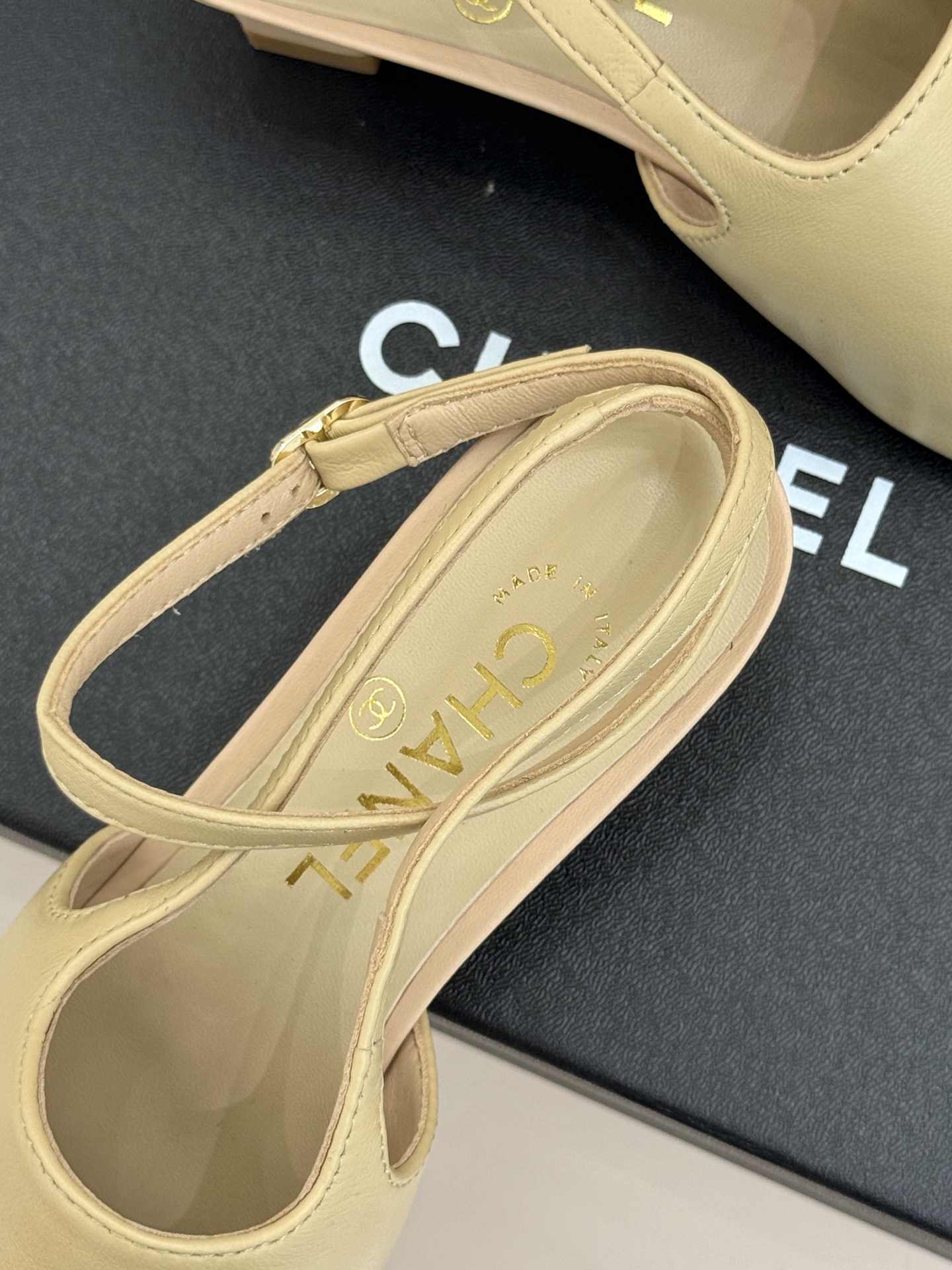 CHANE* ｜小香拼色尖头猫跟后空凉鞋以复古廓形与现代撞色，重塑春夏格调。羊皮革与漆皮拼接 质感细腻高