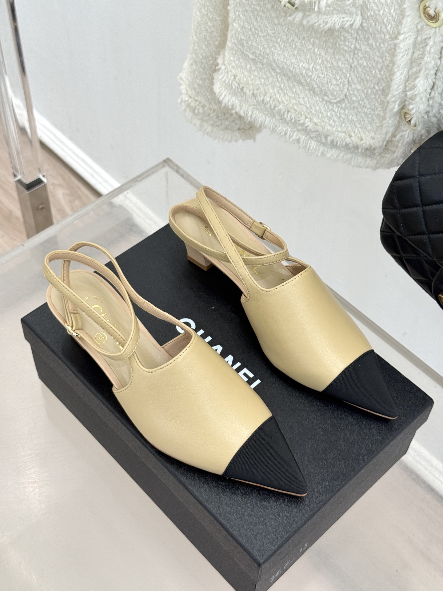 CHANE* ｜小香拼色尖头猫跟后空凉鞋以复古廓形与现代撞色，重塑春夏格调。羊皮革与漆皮拼接 质感细腻高