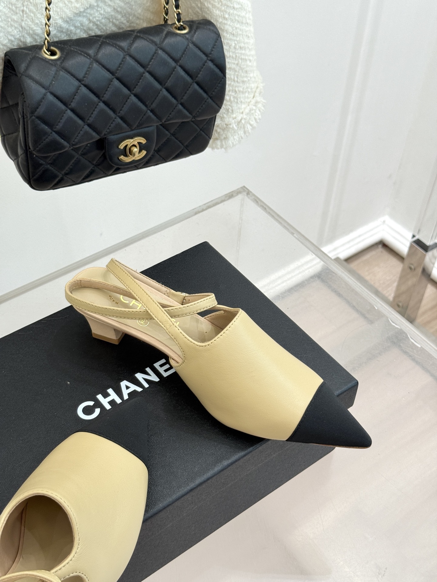 CHANE* ｜小香拼色尖头猫跟后空凉鞋以复古廓形与现代撞色，重塑春夏格调。羊皮革与漆皮拼接 质感细腻高