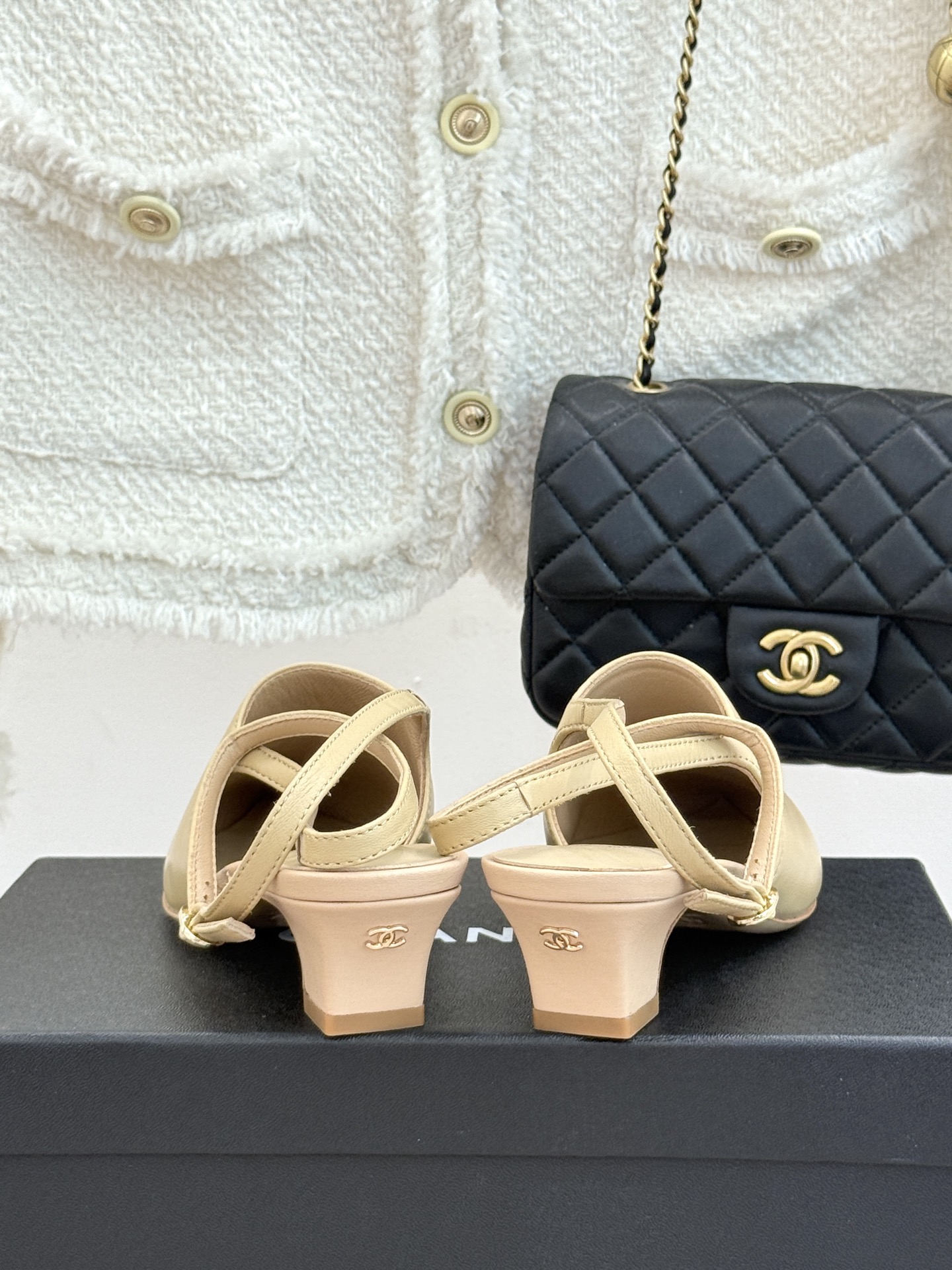 CHANE* ｜小香拼色尖头猫跟后空凉鞋以复古廓形与现代撞色，重塑春夏格调。羊皮革与漆皮拼接 质感细腻高