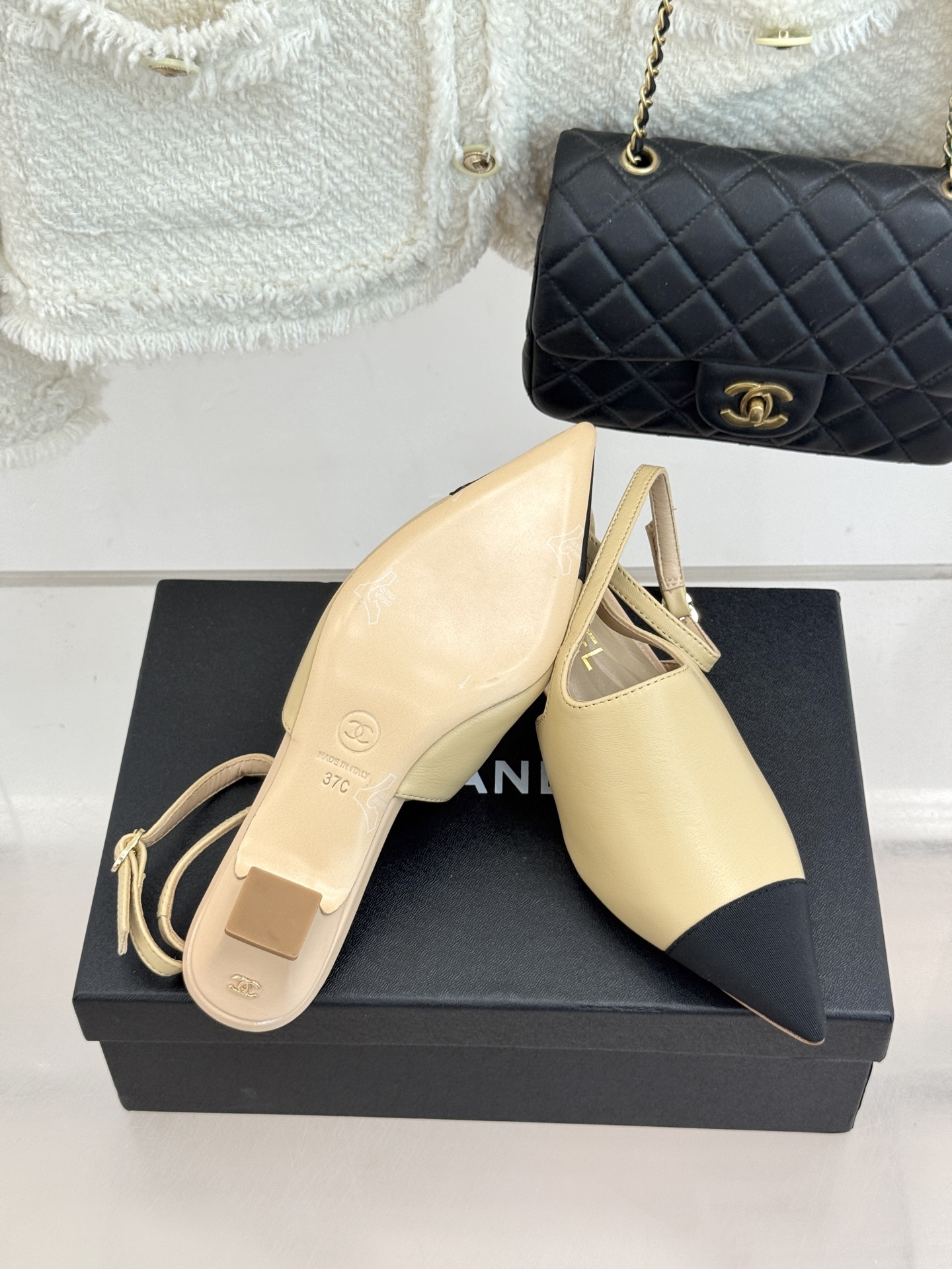 CHANE* ｜小香拼色尖头猫跟后空凉鞋以复古廓形与现代撞色，重塑春夏格调。羊皮革与漆皮拼接 质感细腻高