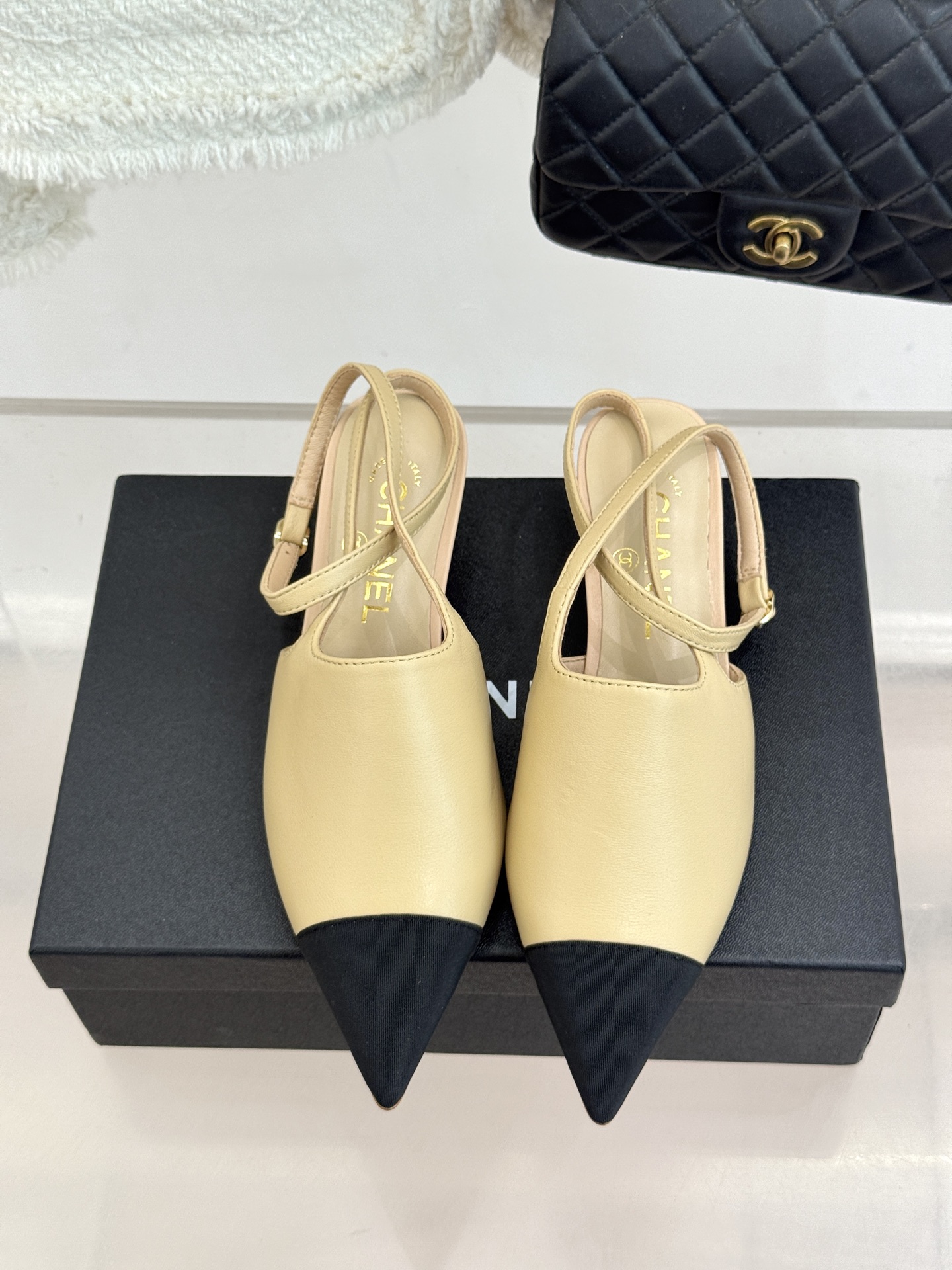 CHANE* ｜小香拼色尖头猫跟后空凉鞋以复古廓形与现代撞色，重塑春夏格调。羊皮革与漆皮拼接 质感细腻高