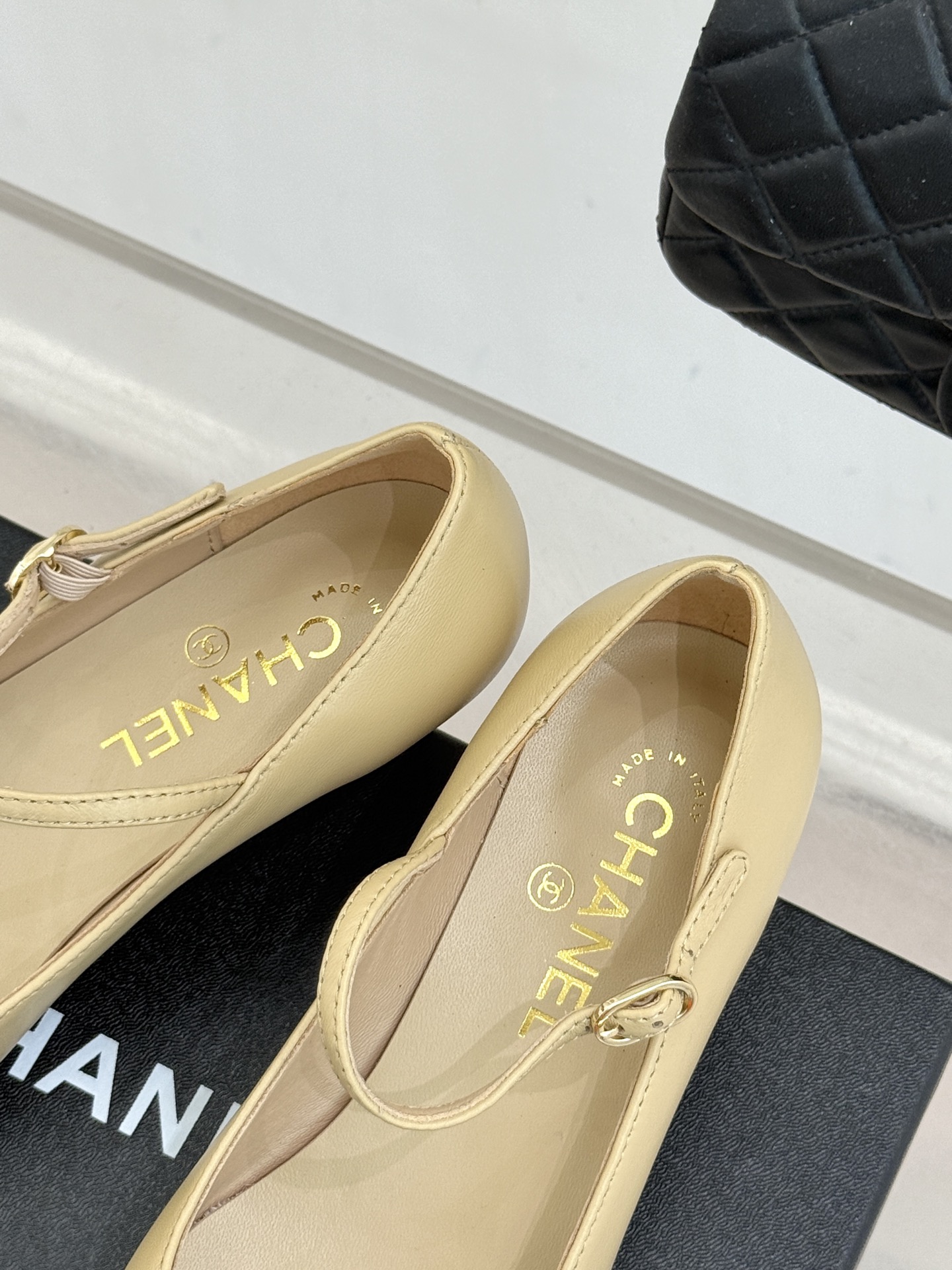 CHANE* ｜小香拼色尖头猫跟玛丽珍鞋 以复古廓形与现代撞色，重塑春夏格调。羊皮革与漆皮拼接 质感细腻