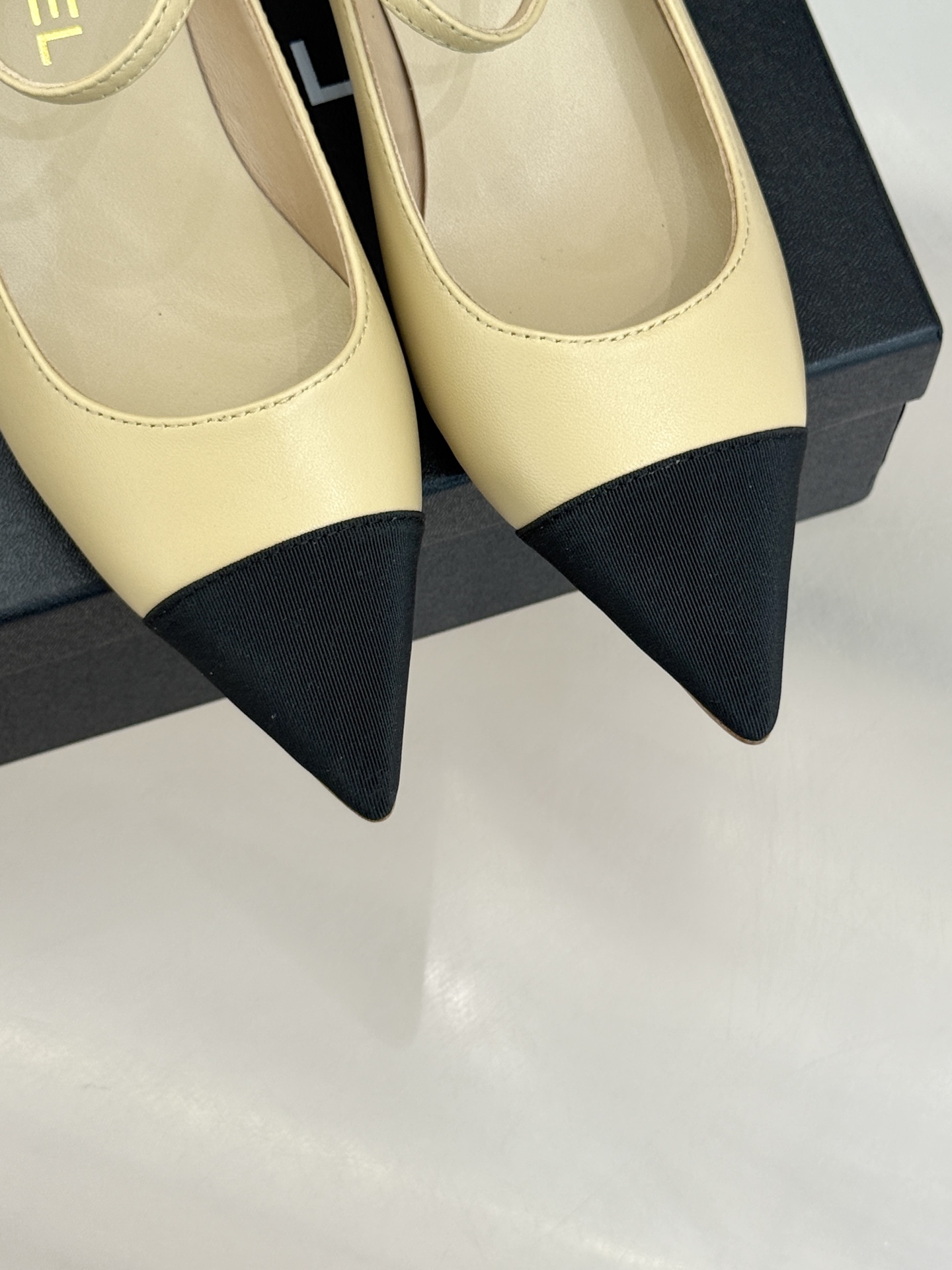 CHANE* ｜小香拼色尖头猫跟玛丽珍鞋 以复古廓形与现代撞色，重塑春夏格调。羊皮革与漆皮拼接 质感细腻