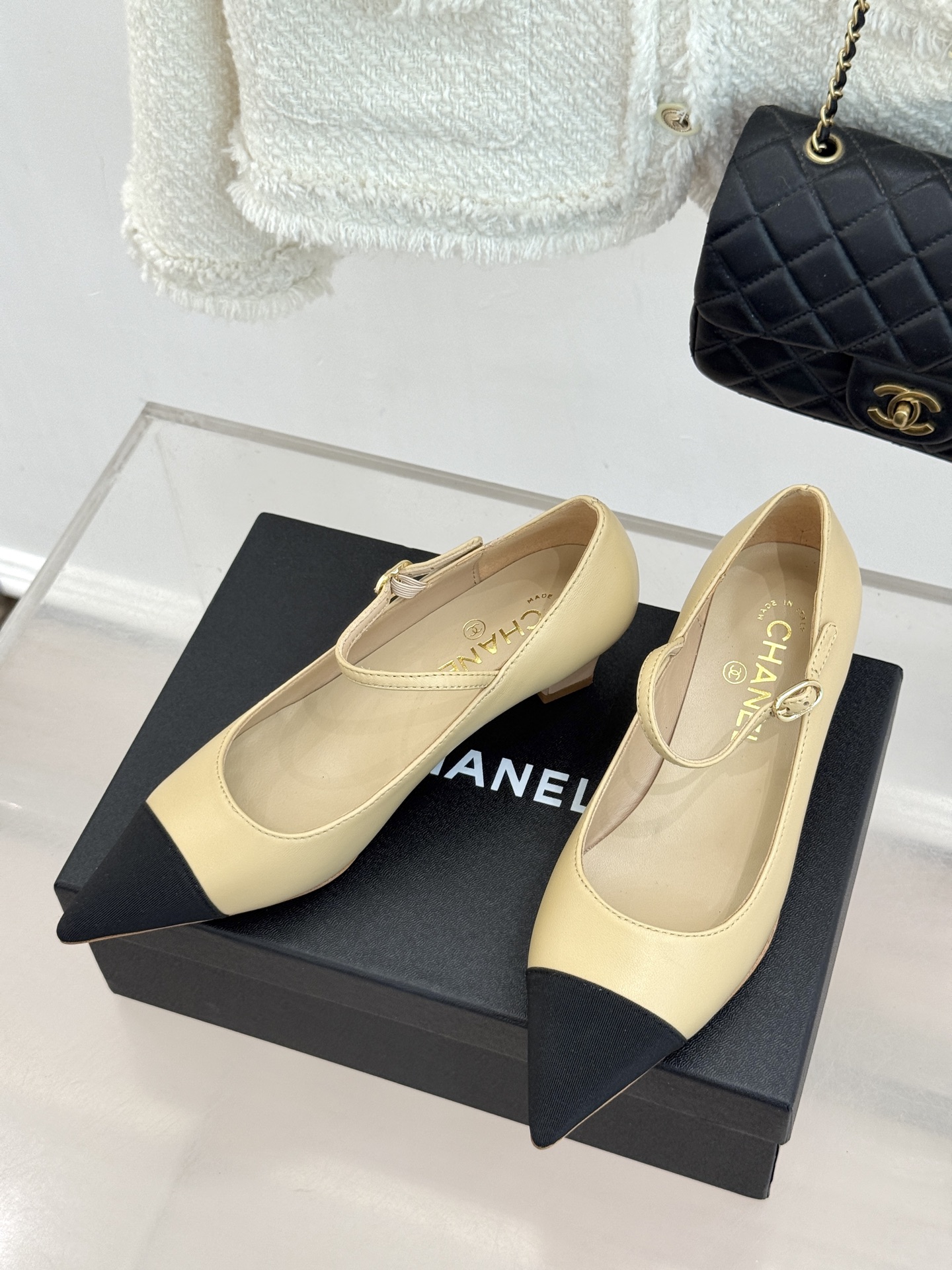 CHANE* ｜小香拼色尖头猫跟玛丽珍鞋 以复古廓形与现代撞色，重塑春夏格调。羊皮革与漆皮拼接 质感细腻