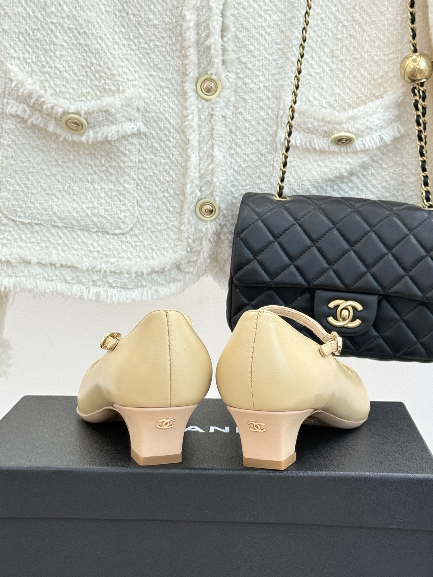 CHANE* ｜小香拼色尖头猫跟玛丽珍鞋 以复古廓形与现代撞色，重塑春夏格调。羊皮革与漆皮拼接 质感细腻