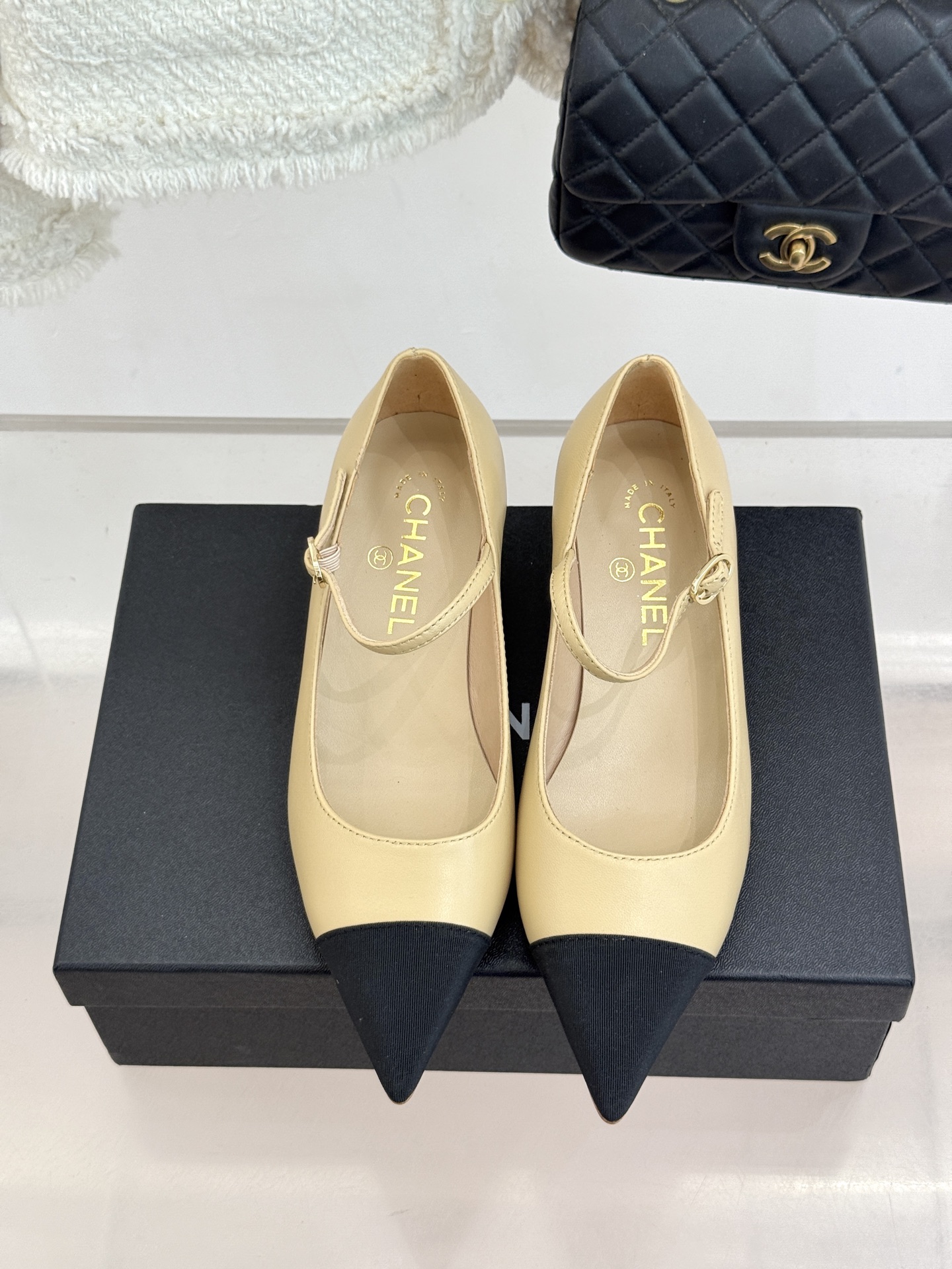 CHANE* ｜小香拼色尖头猫跟玛丽珍鞋 以复古廓形与现代撞色，重塑春夏格调。羊皮革与漆皮拼接 质感细腻