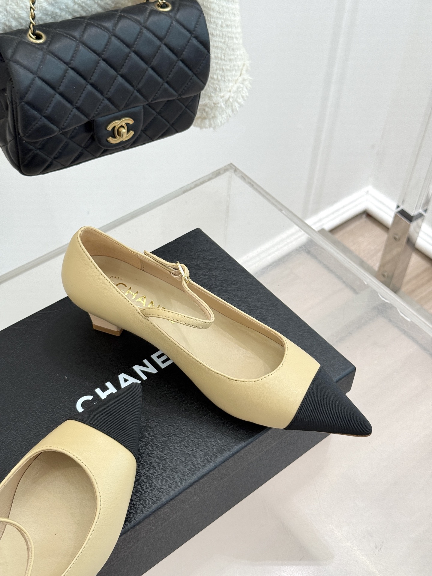 CHANE* ｜小香拼色尖头猫跟玛丽珍鞋 以复古廓形与现代撞色，重塑春夏格调。羊皮革与漆皮拼接 质感细腻